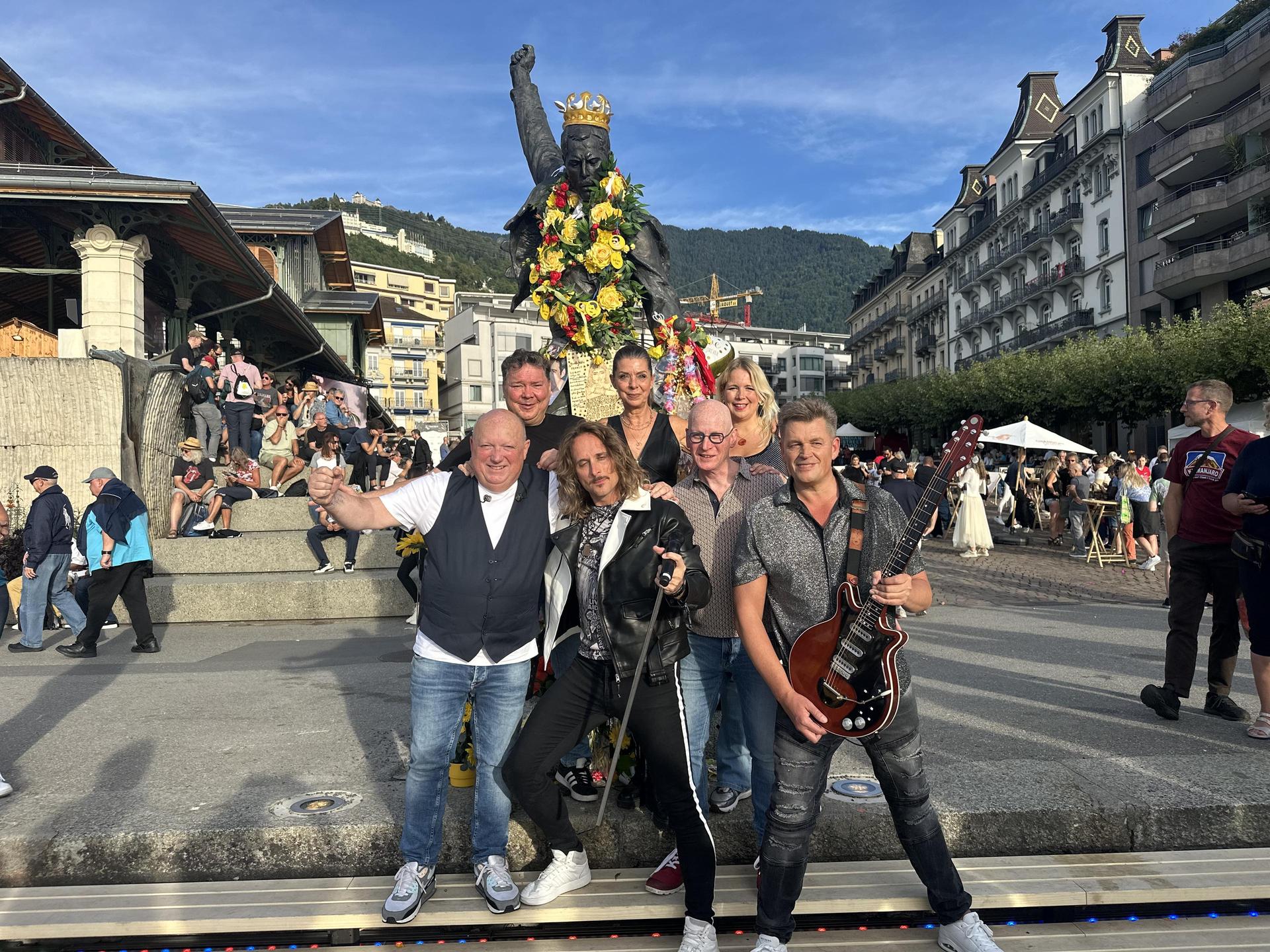 Bandfoto van de band Crazy Little Things bij Freddie Mercury Statue