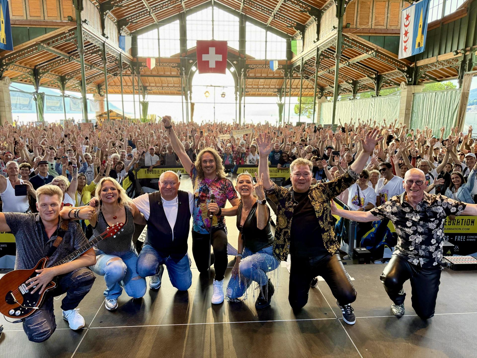 Bandfoto van de band Crazy Little Things met 7 bandleden erop