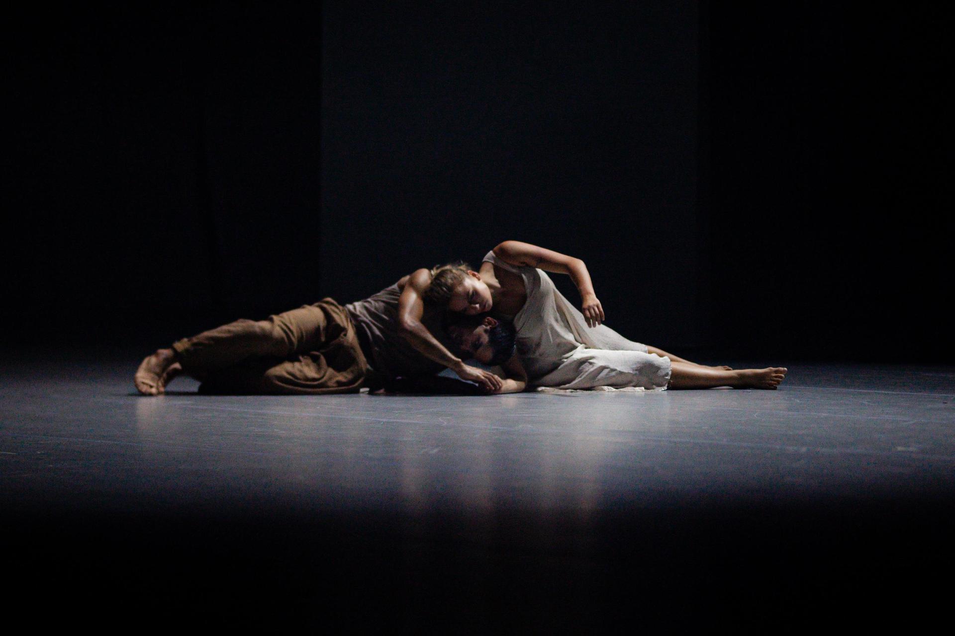 Scènebeelden van de dansvoorstelling Amor Fati van Isabelle Beernaert