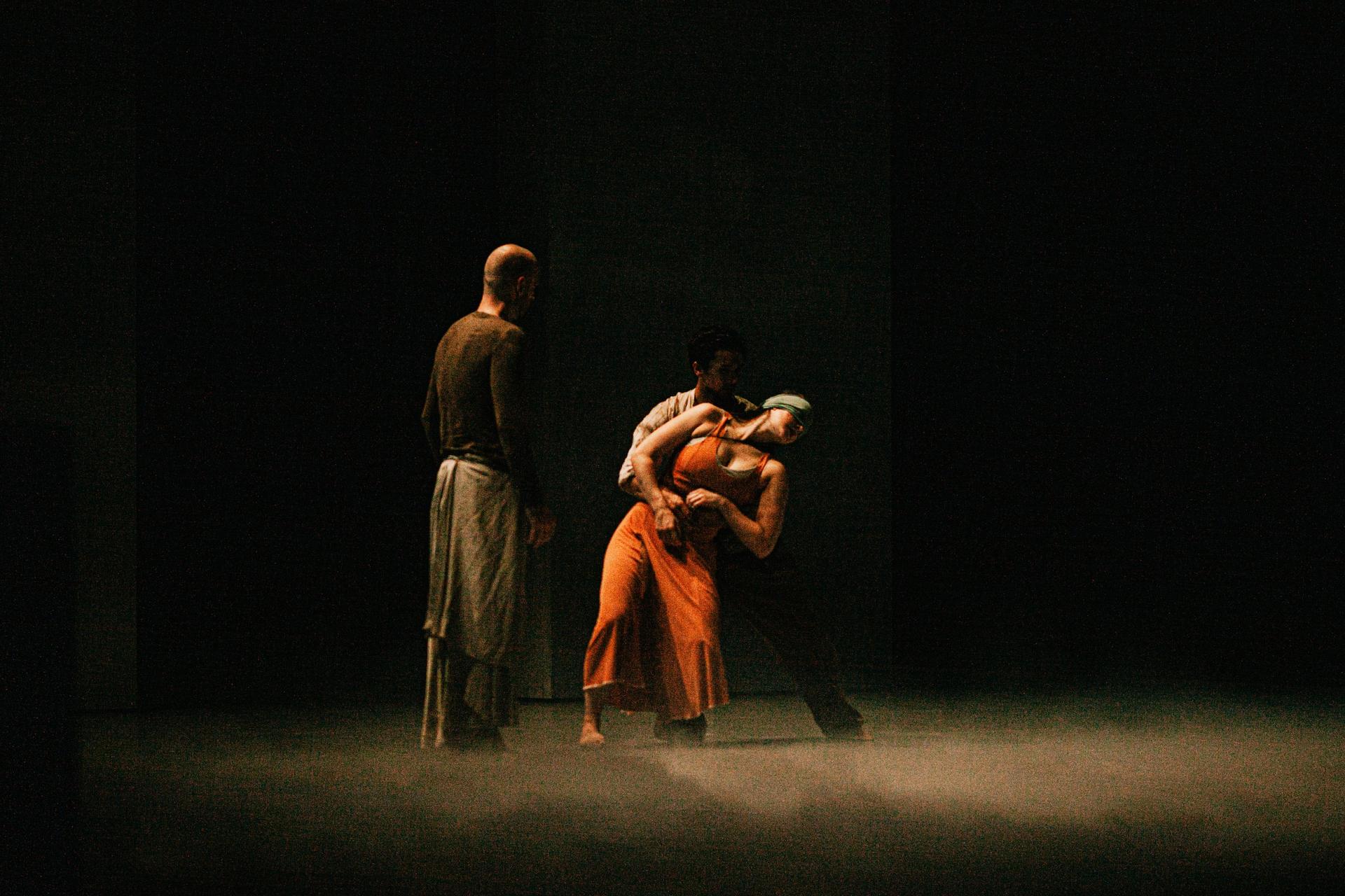 Scènebeelden van de dansvoorstelling Amor Fati van Isabelle Beernaert