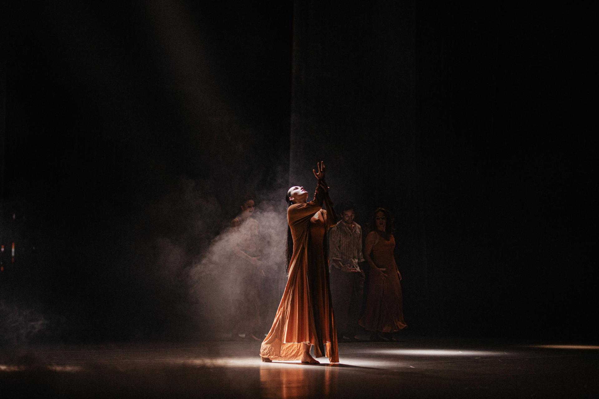 Scènebeelden van de dansvoorstelling Amor Fati van Isabelle Beernaert
