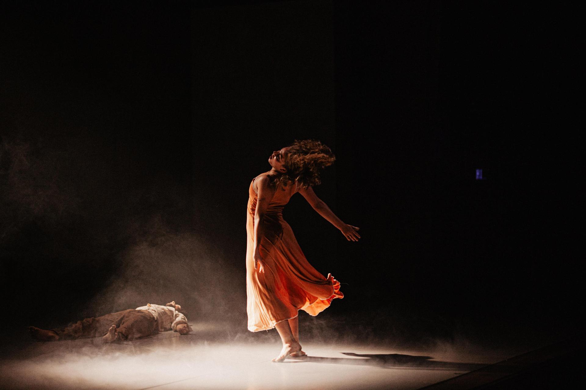 Scènebeelden van de dansvoorstelling Amor Fati van Isabelle Beernaert