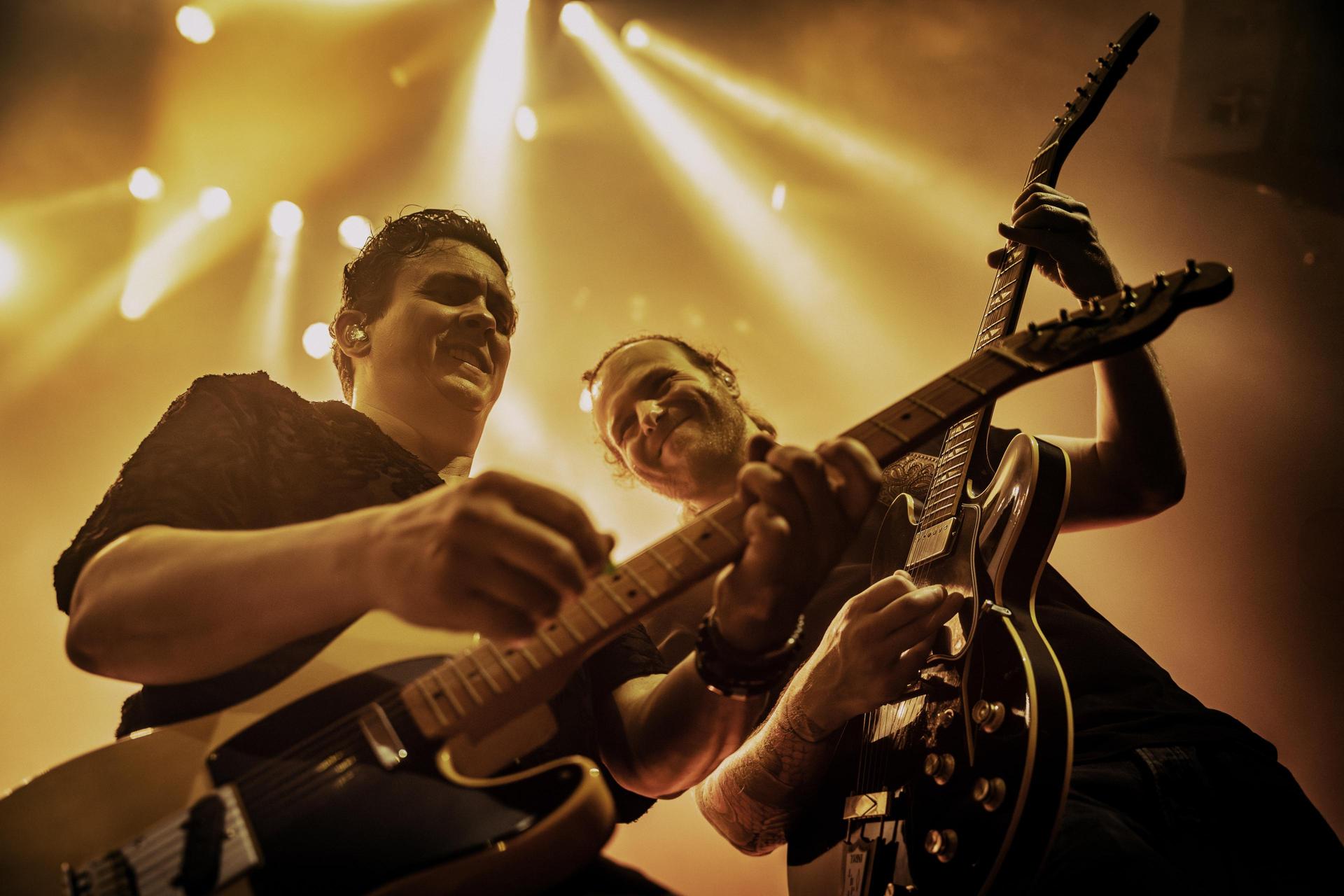 Scènefoto's van de band IOS op het podium