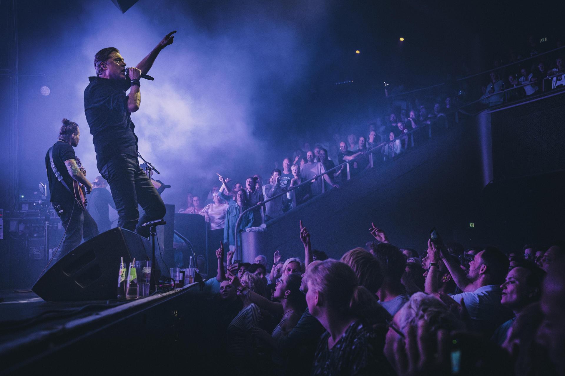 Scènefoto's van de band IOS op het podium