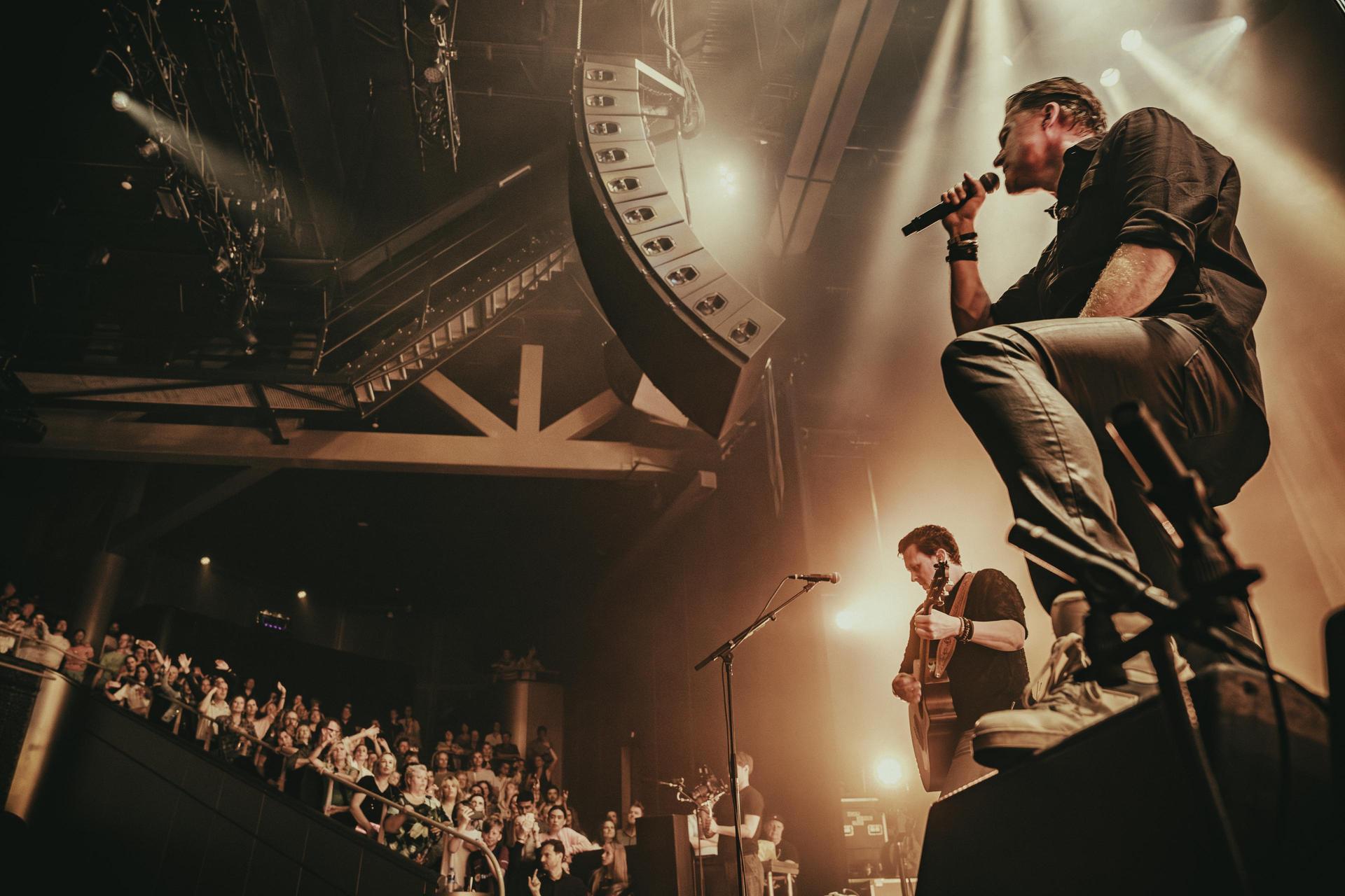 Scènefoto's van de band IOS op het podium