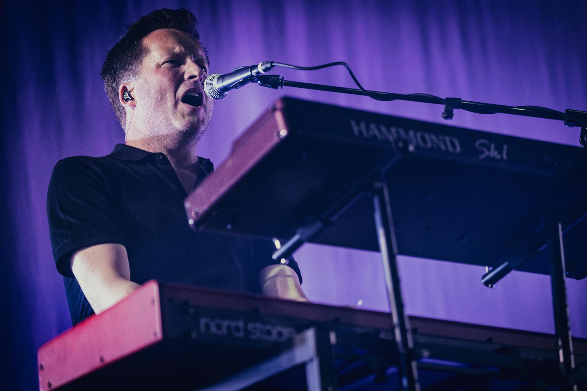 Scènefoto's van de band IOS op het podium