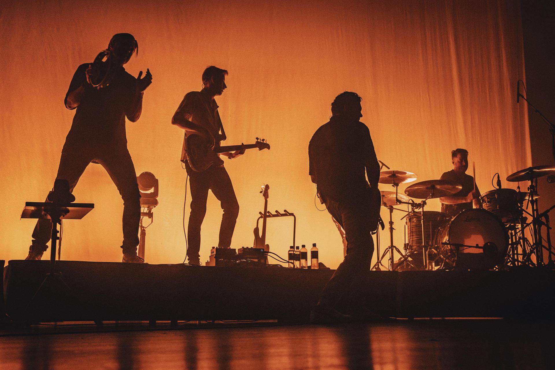 Scènefoto's van de band IOS op het podium