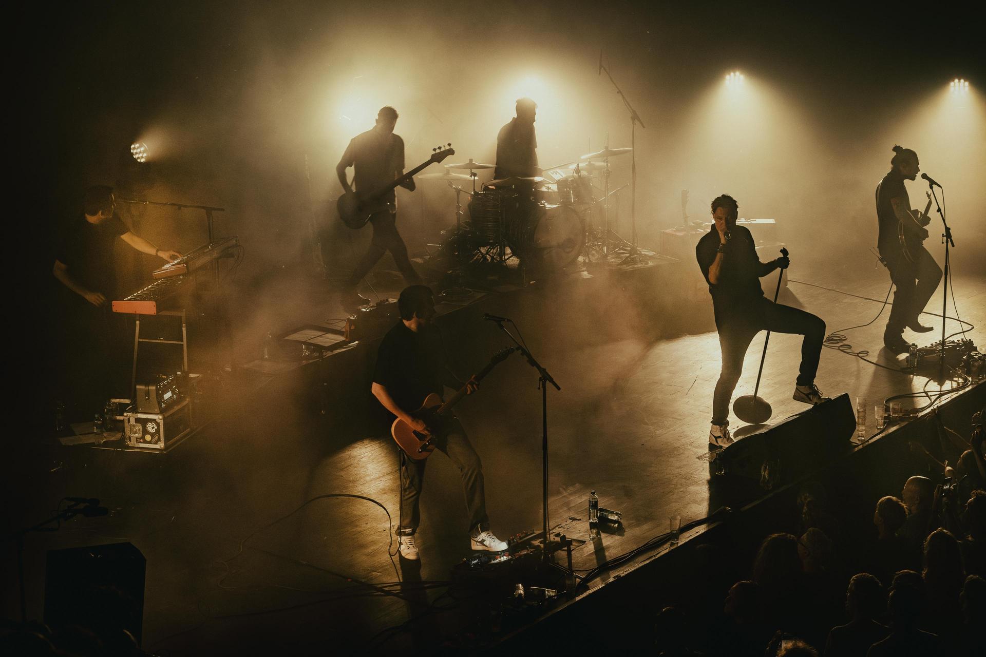 Scènefoto's van de band IOS op het podium