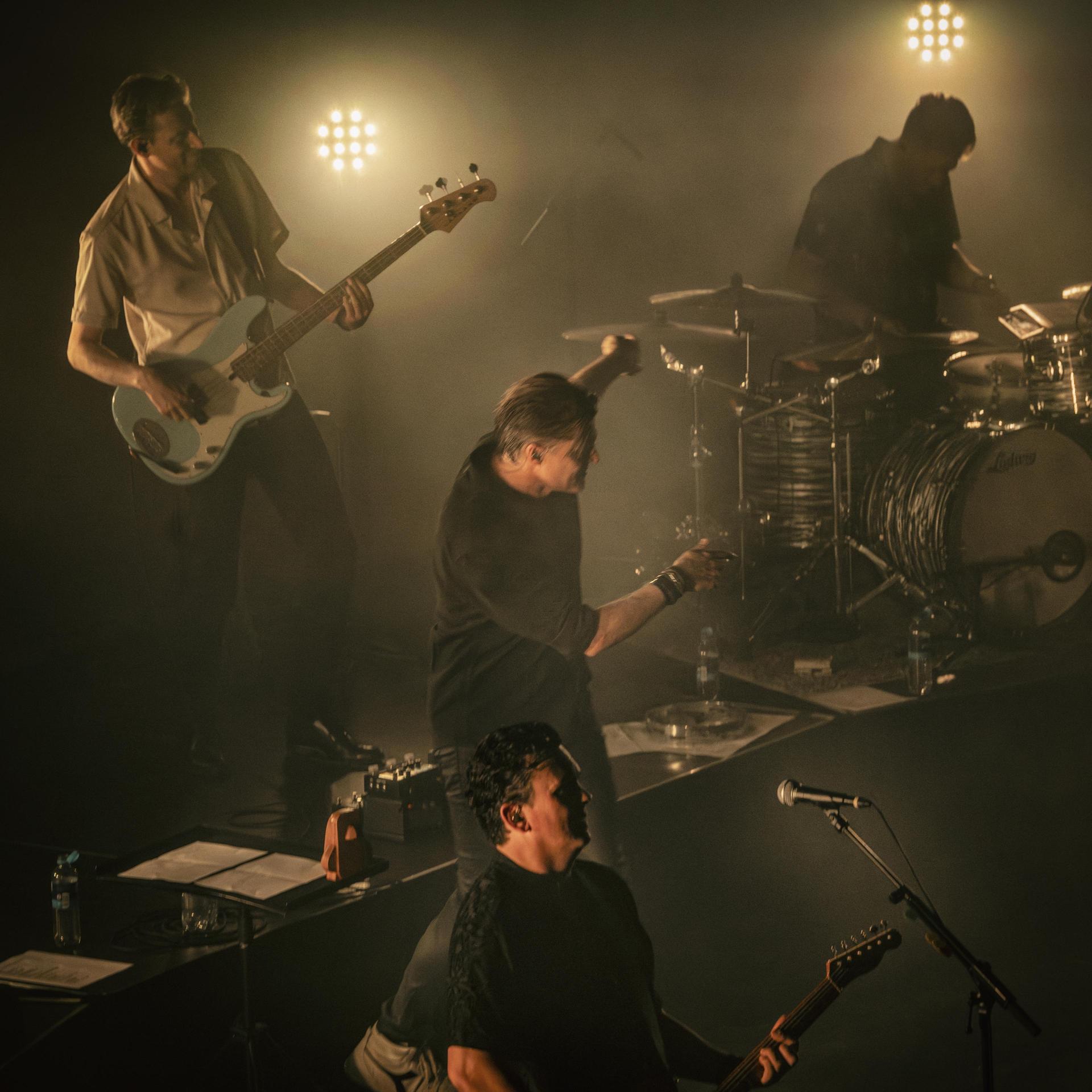 Scènefoto's van de band IOS op het podium