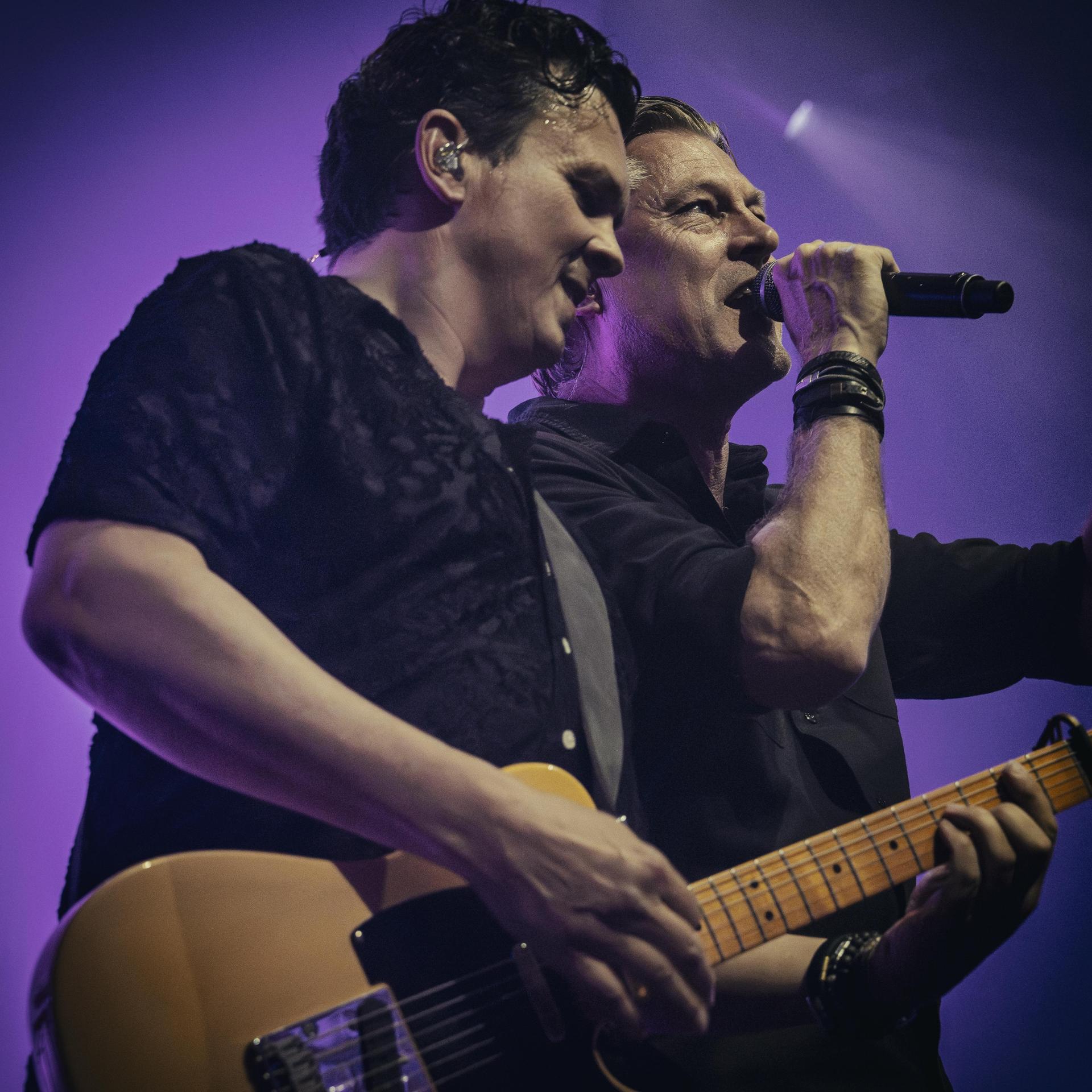 Scènefoto's van de band IOS op het podium