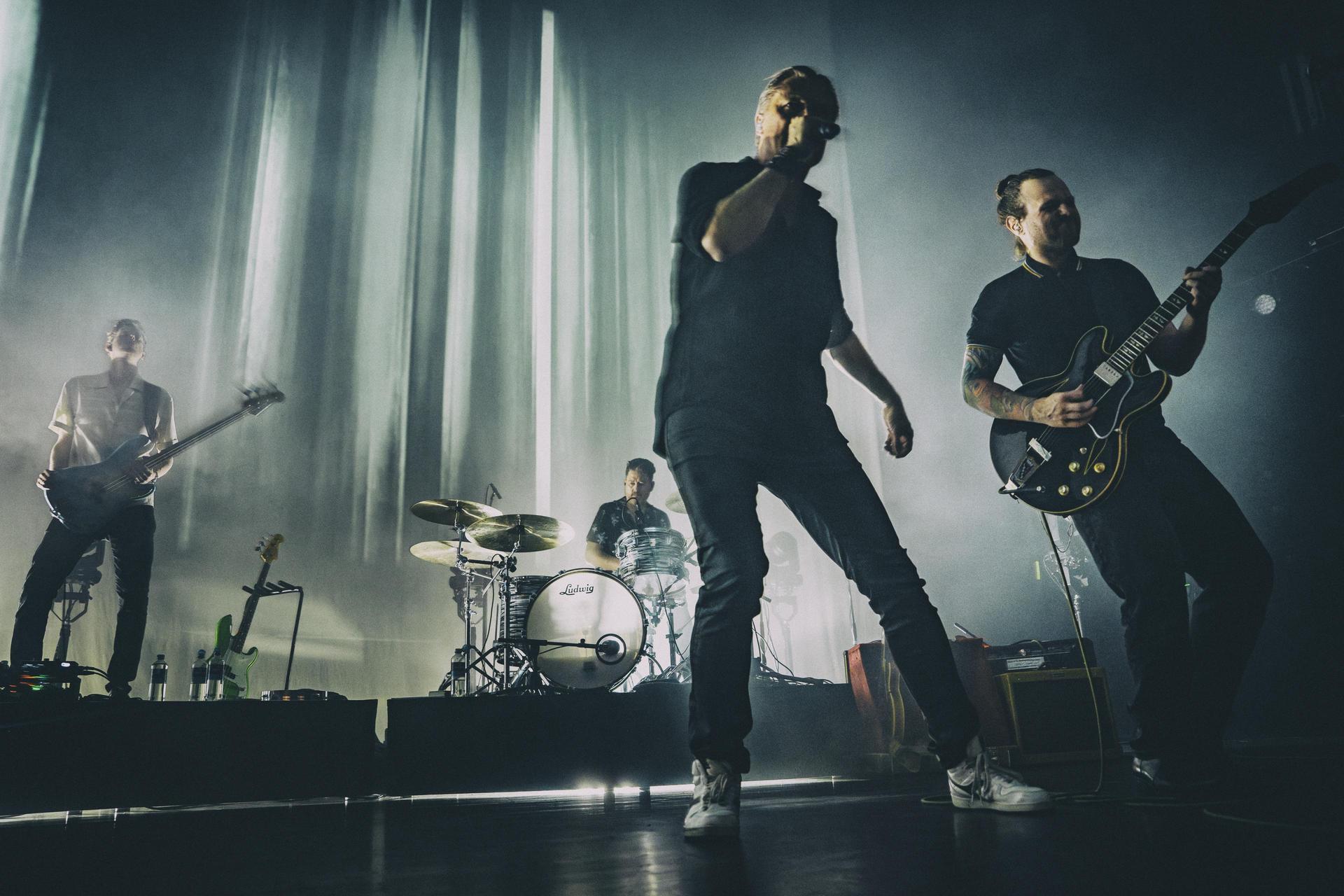 Scènefoto's van de band IOS op het podium