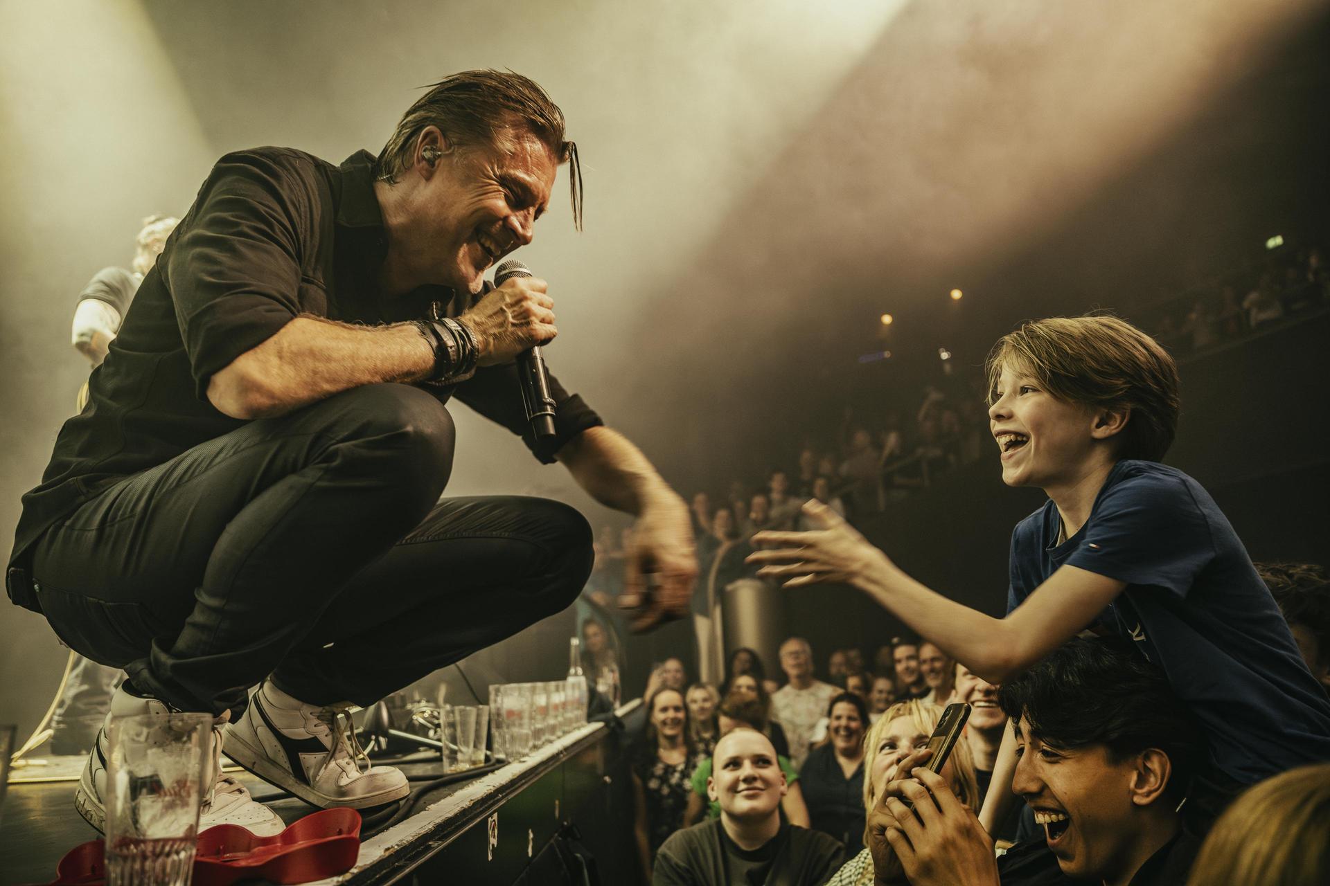 Scènefoto's van de band IOS op het podium