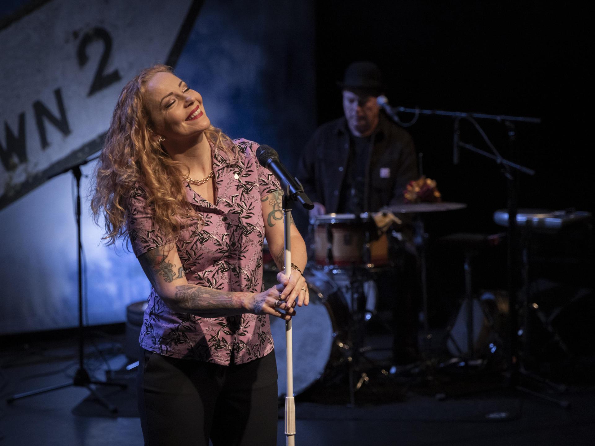 Scènefoto's Anneke van Giersbergen op het podium