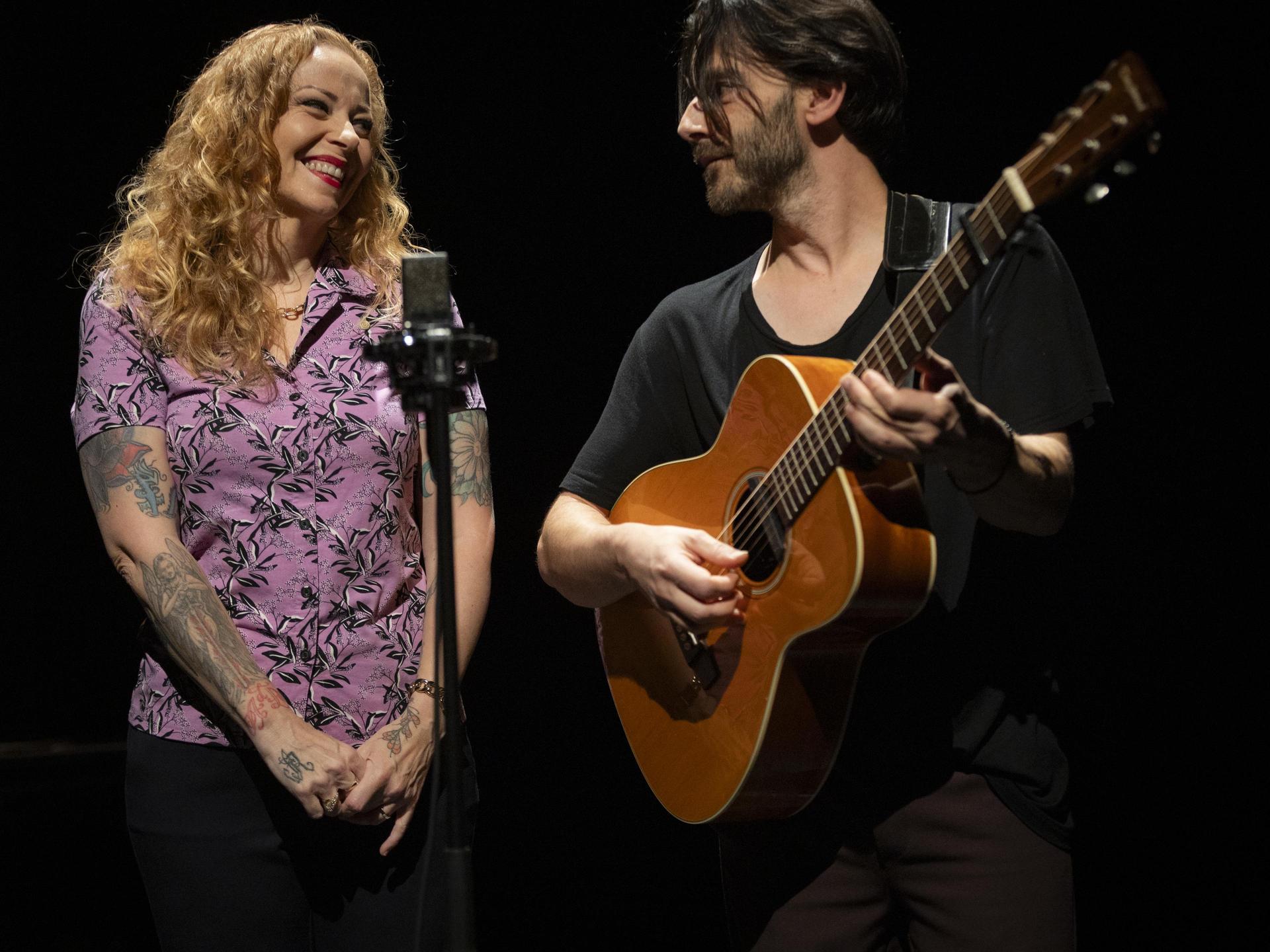 Scènefoto's Anneke van Giersbergen op het podium