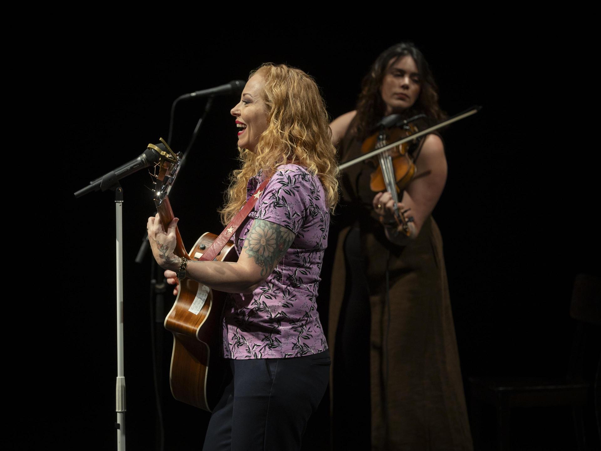 Scènefoto's Anneke van Giersbergen op het podium