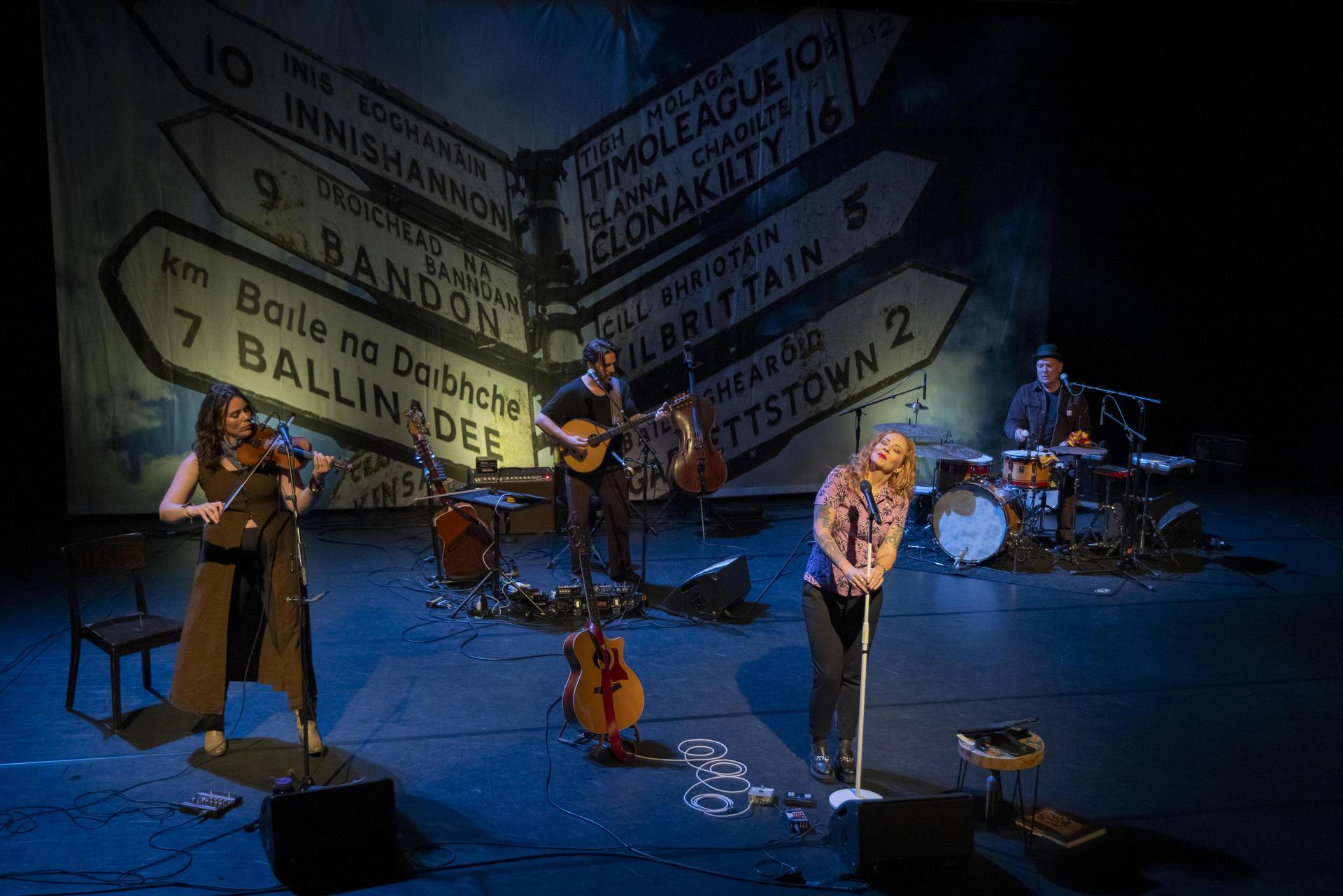 Scènefoto's Anneke van Giersbergen op het podium