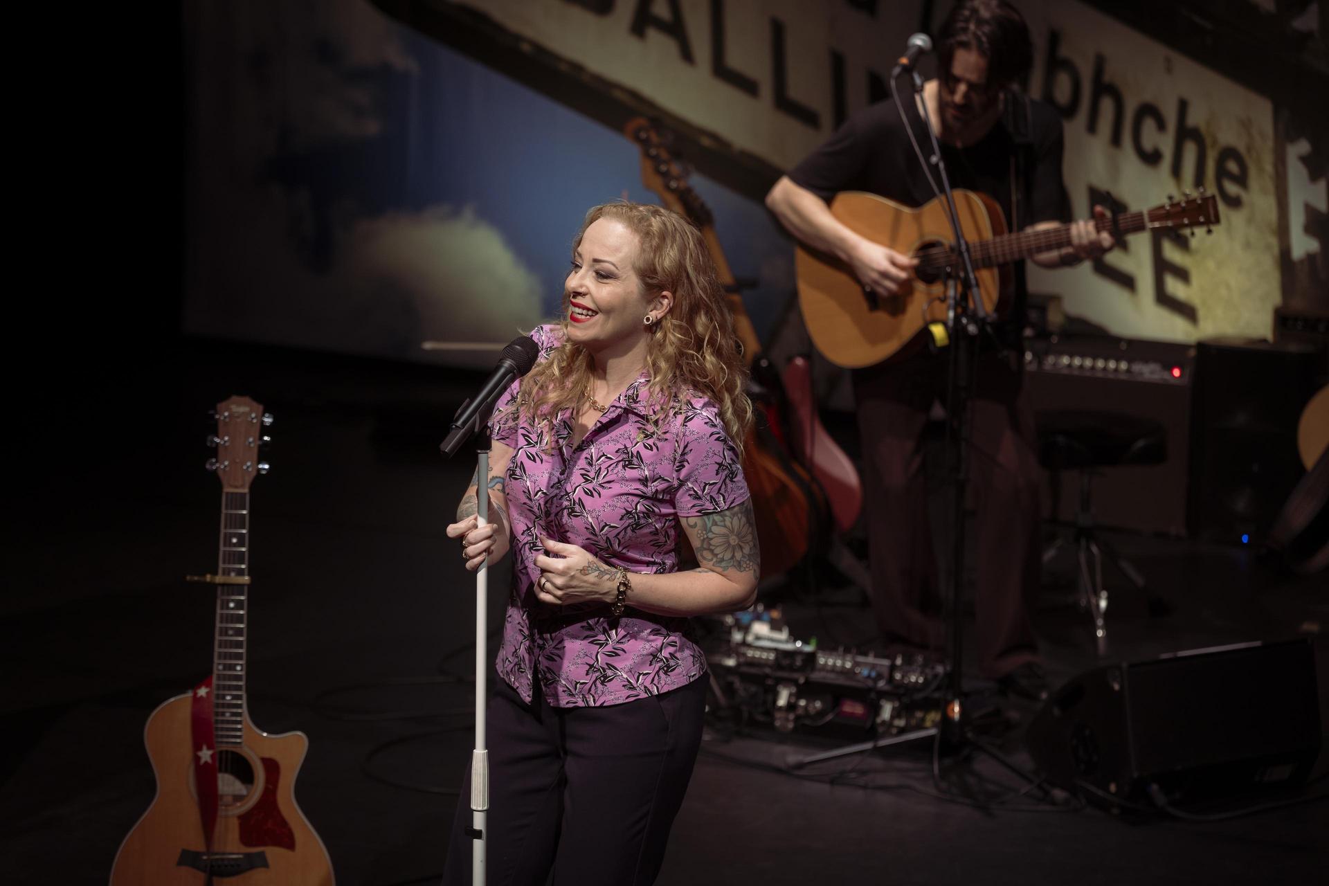 Scènefoto's Anneke van Giersbergen op het podium