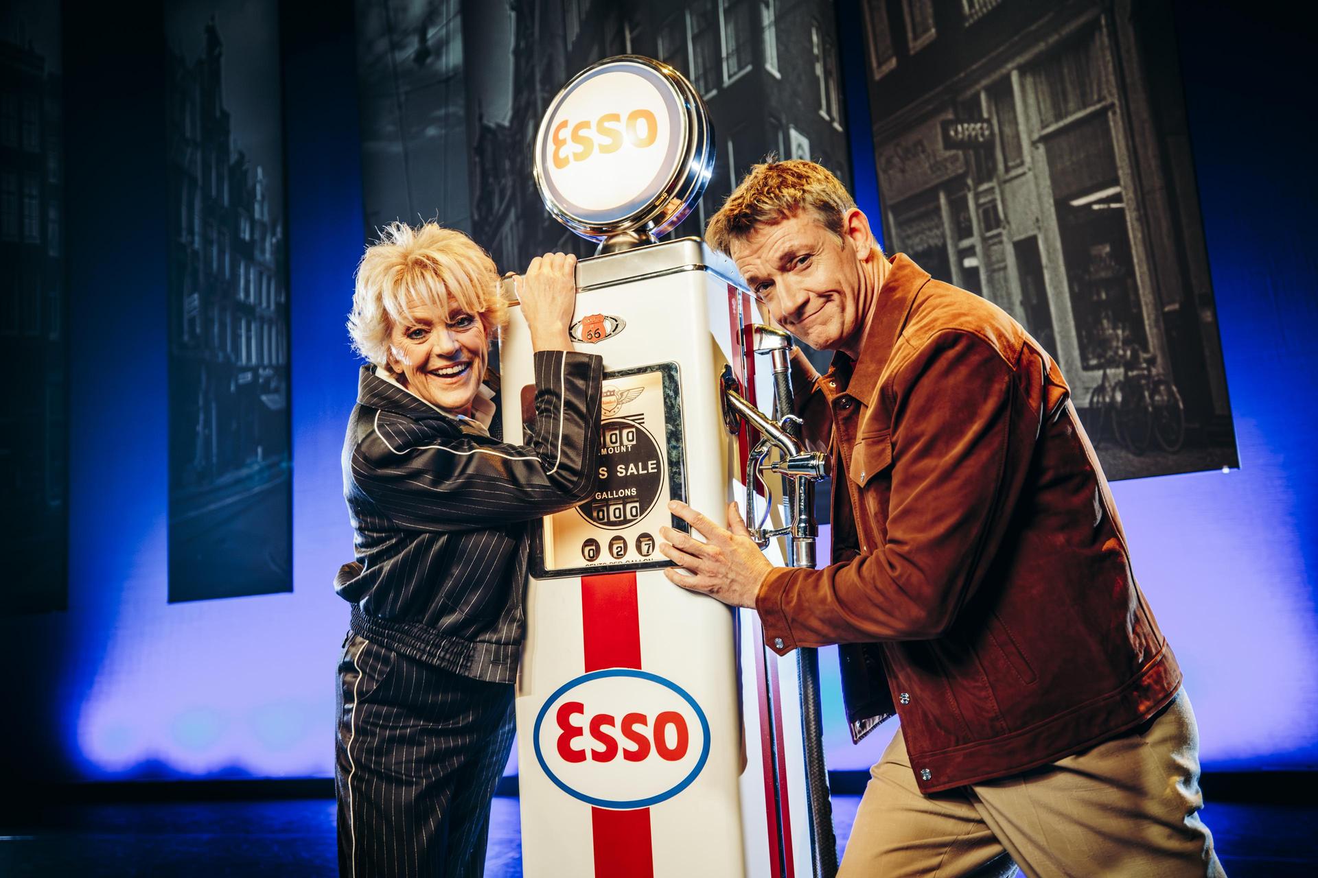 Scènebeeld van Simone Kleinsma met Paul Groot op het podium