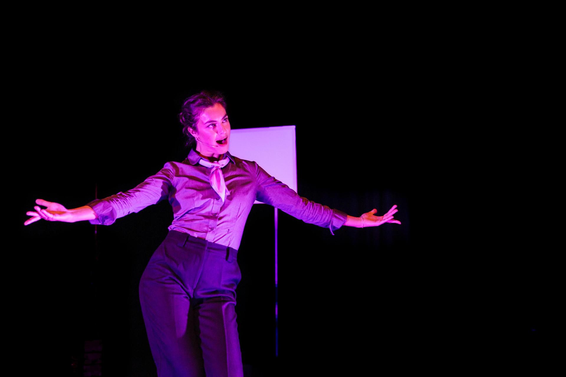 Scenefoto van Nanoek - GROND met daarop de acteurs in een donkere setting