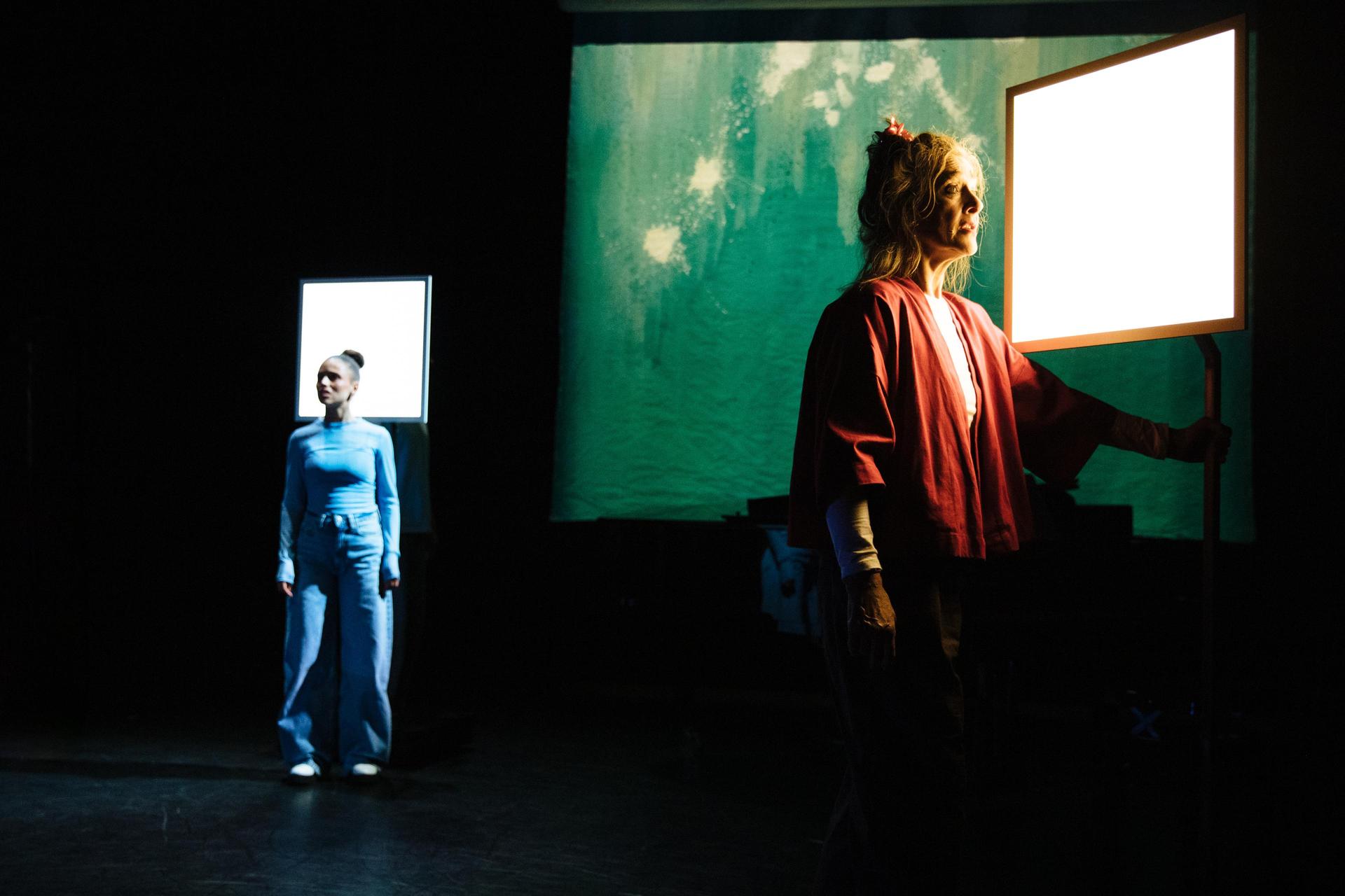 Scenefoto van Nanoek - GROND met daarop de acteurs in een donkere setting