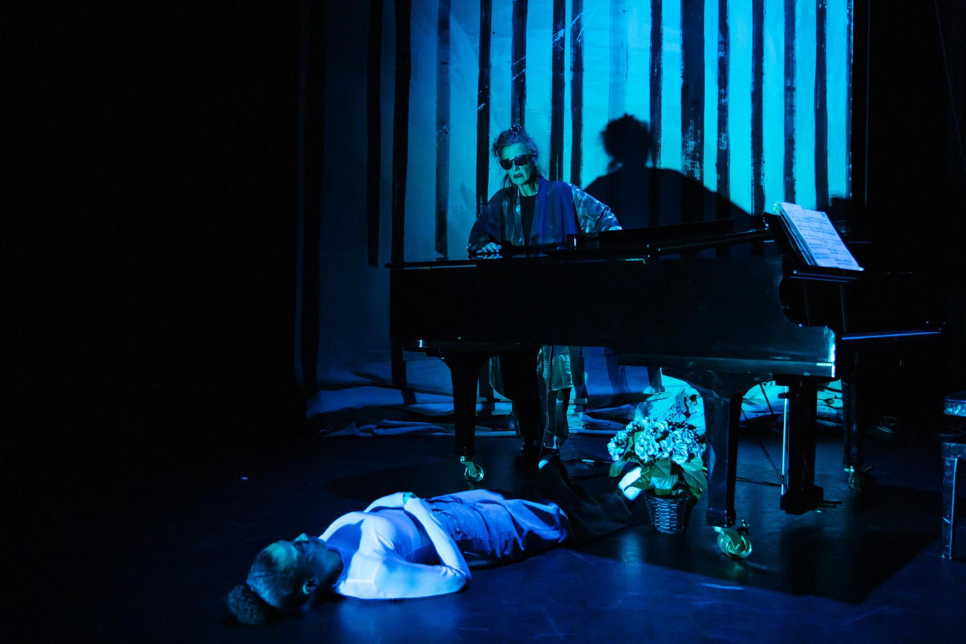 Scenefoto van Nanoek - GROND met daarop de acteurs in een donkere setting