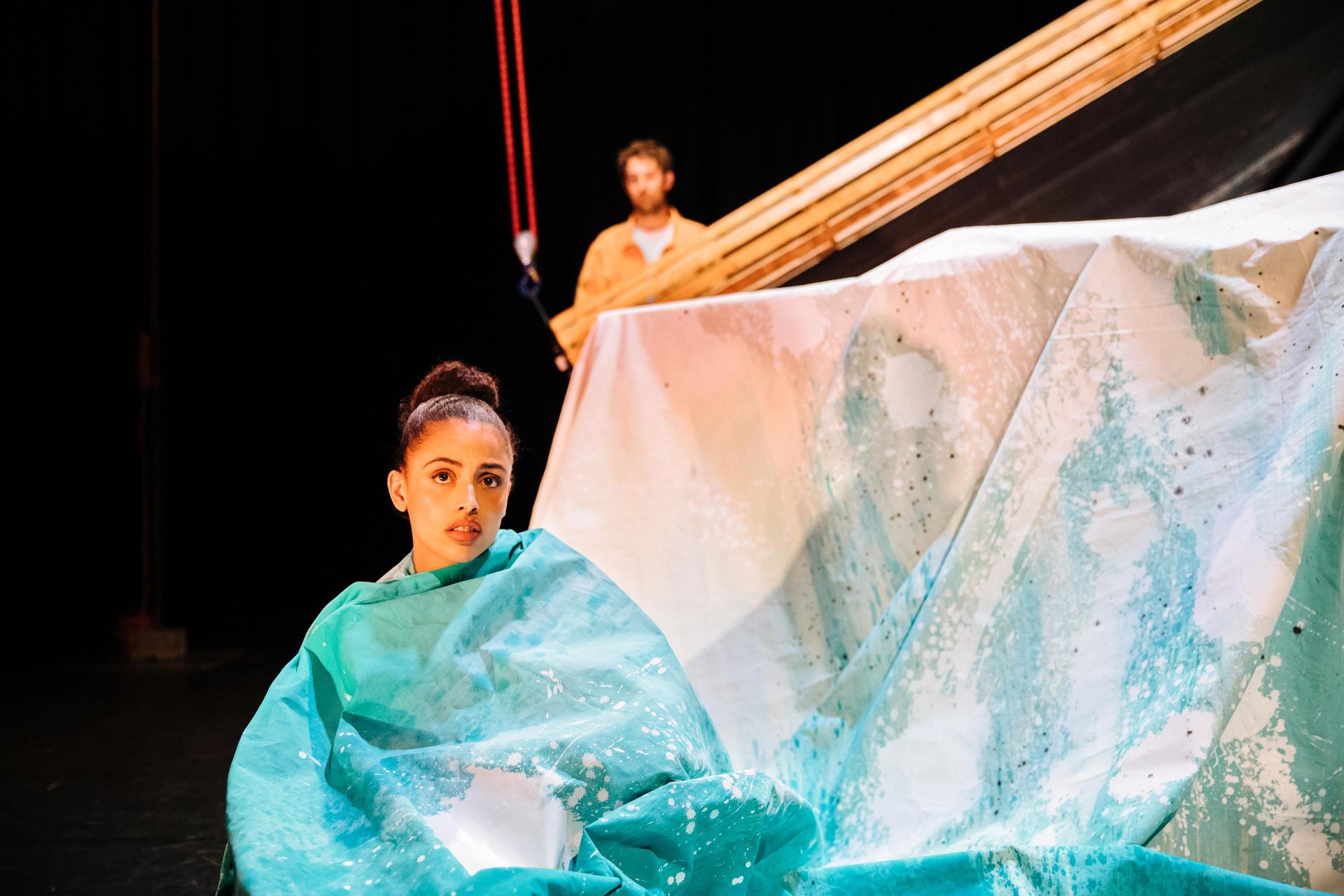 Scenefoto van Nanoek - GROND met daarop de acteurs in een donkere setting