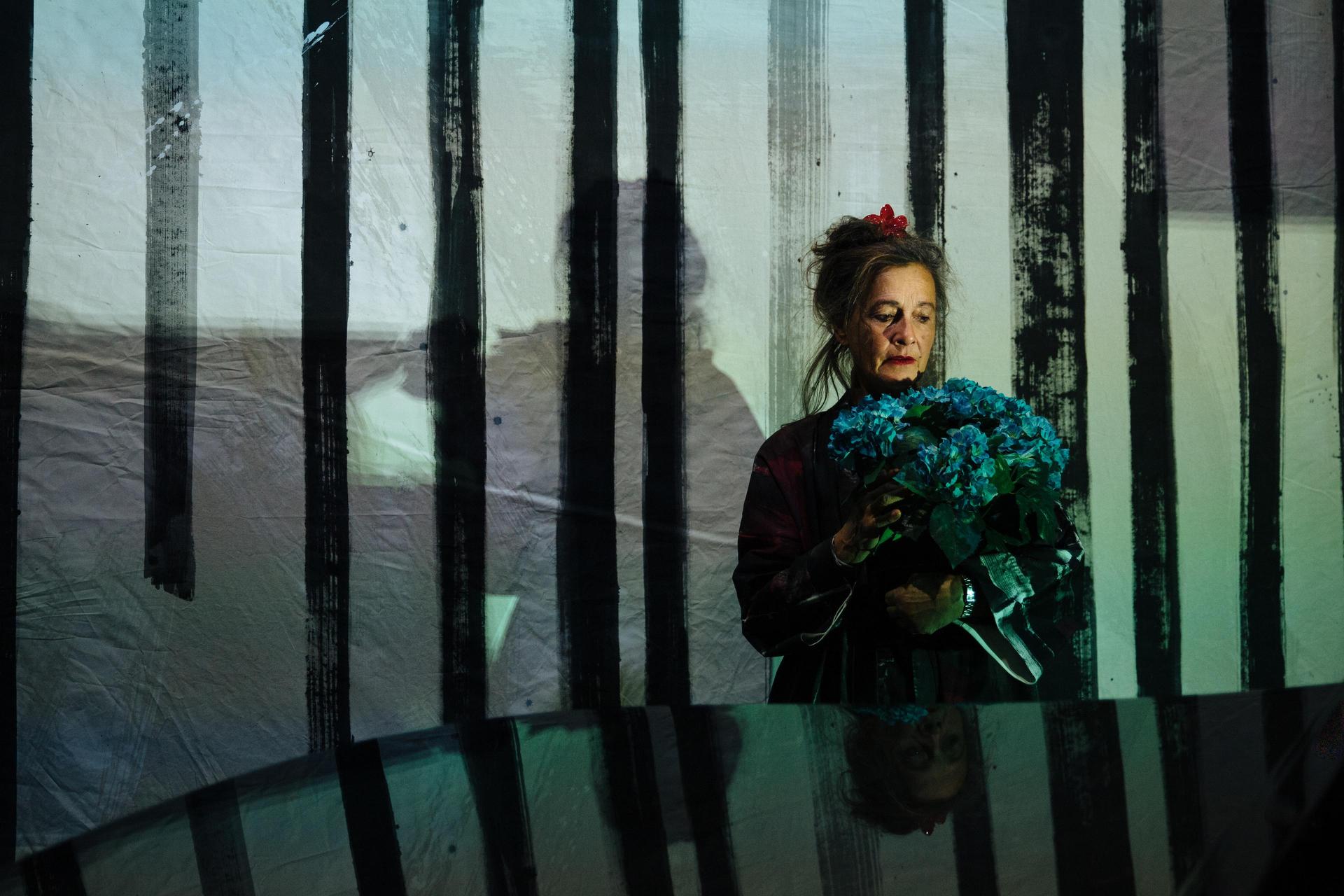 Scenefoto van Nanoek - GROND met daarop de acteurs in een donkere setting