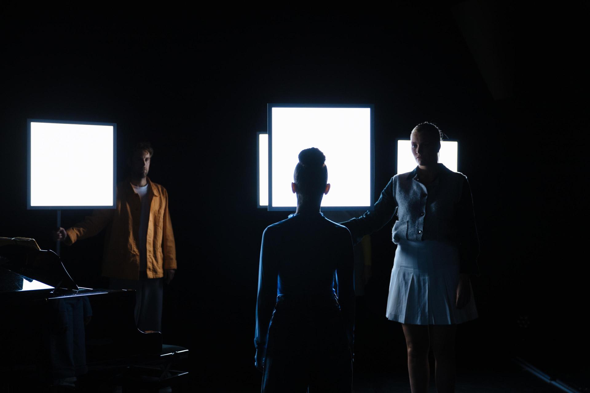 Scenefoto van Nanoek - GROND met daarop de acteurs in een donkere setting