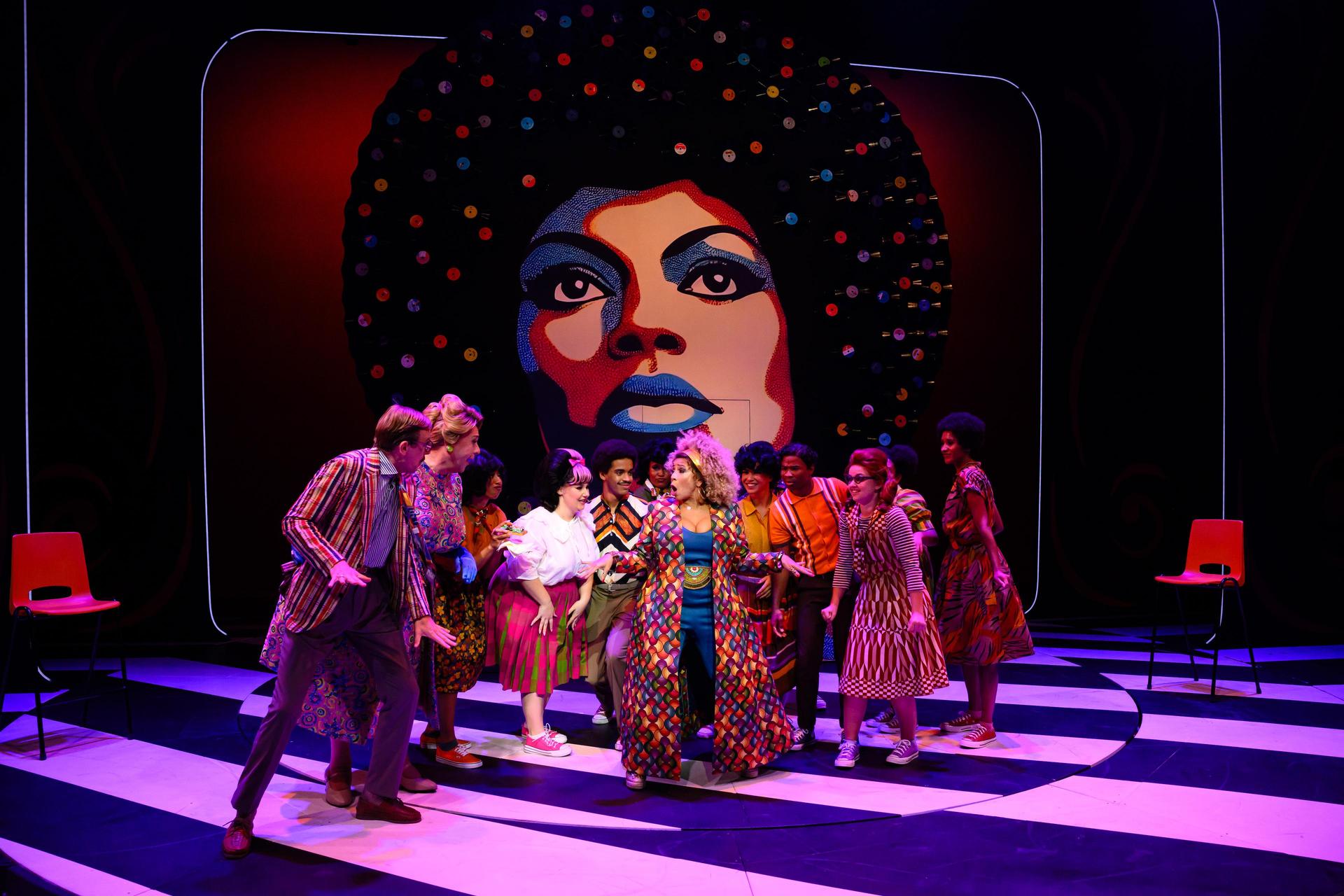 Scènefoto Hairspray met daarop de cast op het podium