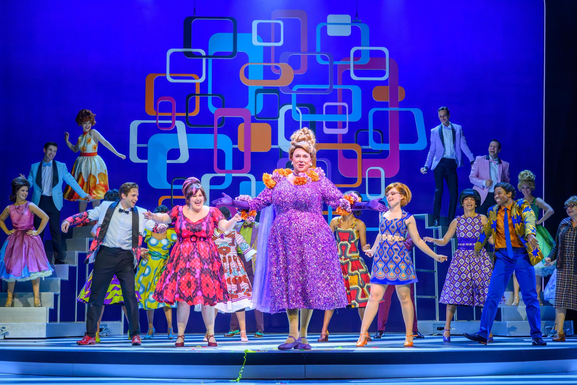 Scènefoto Hairspray met daarop de cast op het podium
