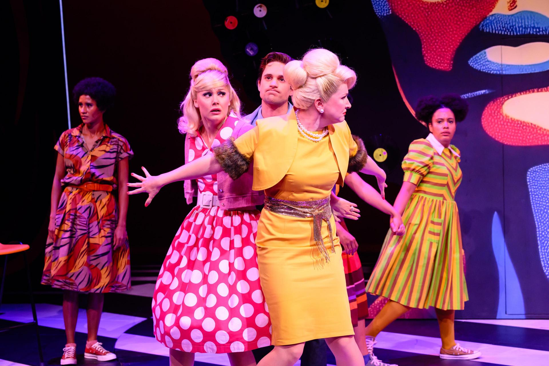 Scènefoto Hairspray met daarop de cast op het podium