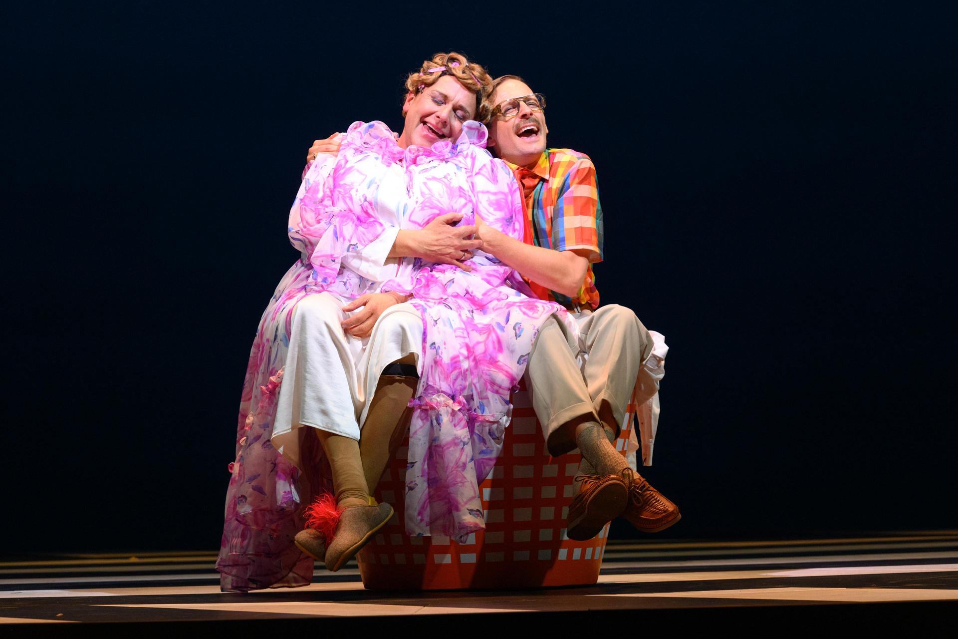 Scènefoto Hairspray met daarop de cast op het podium