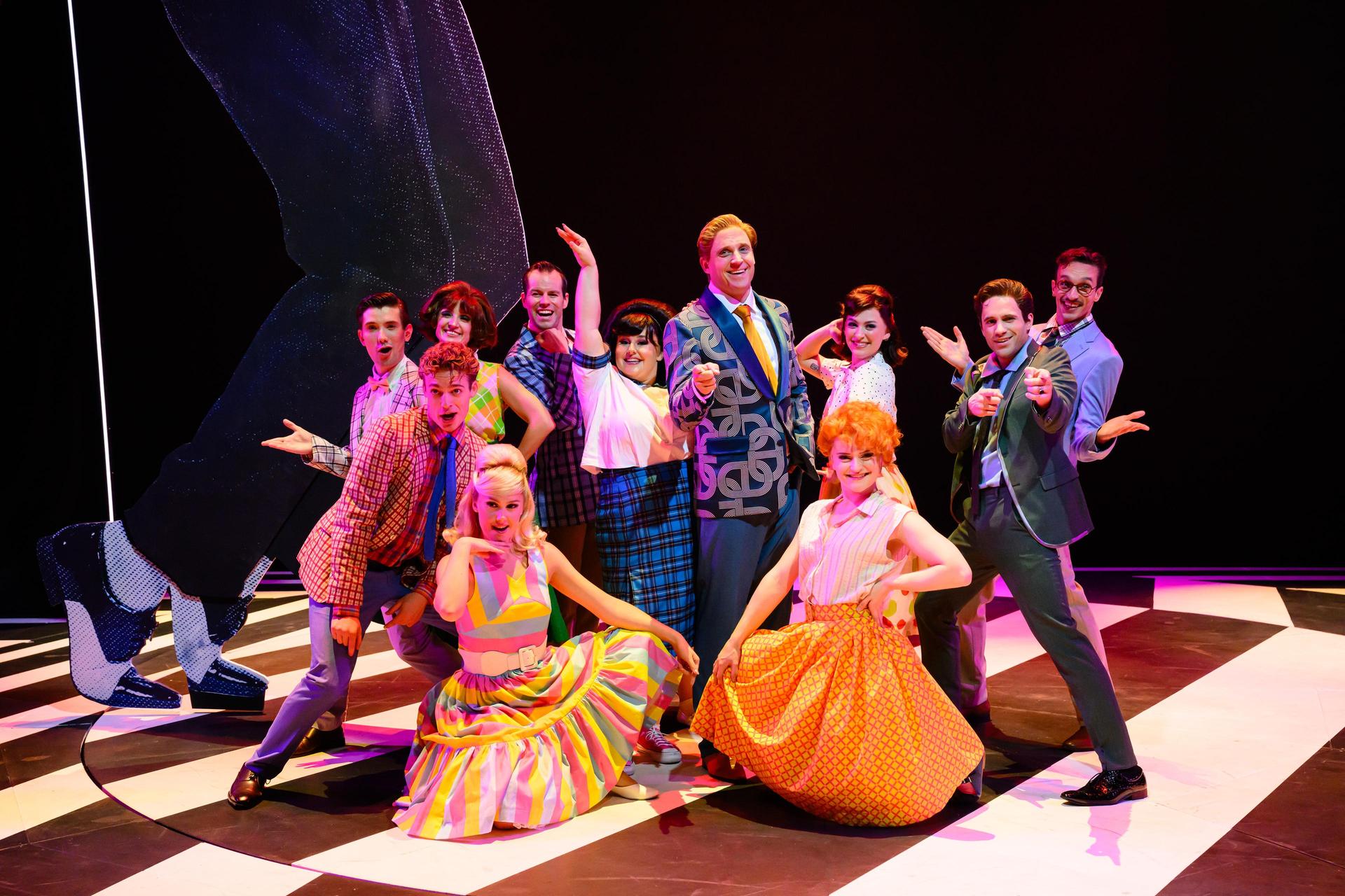 Scènefoto Hairspray met daarop de cast op het podium