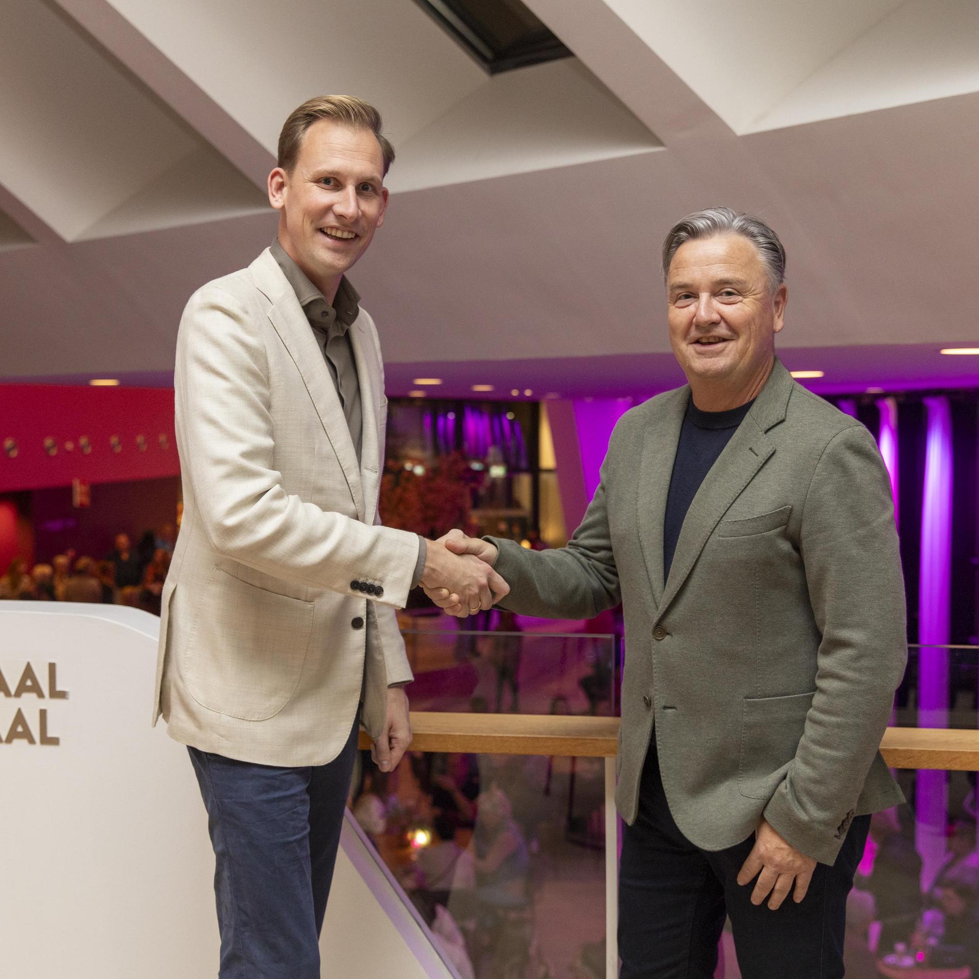 Heropening Theater de Stoep, Foto van wethouder Jeroen Postma en directeur Rob van Wijk bij de heropening van De Stoep