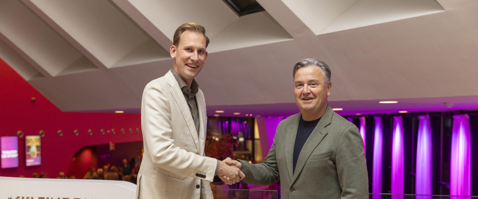 Heropening Theater de Stoep, Foto van wethouder Jeroen Postma en directeur Rob van Wijk bij de heropening van De Stoep