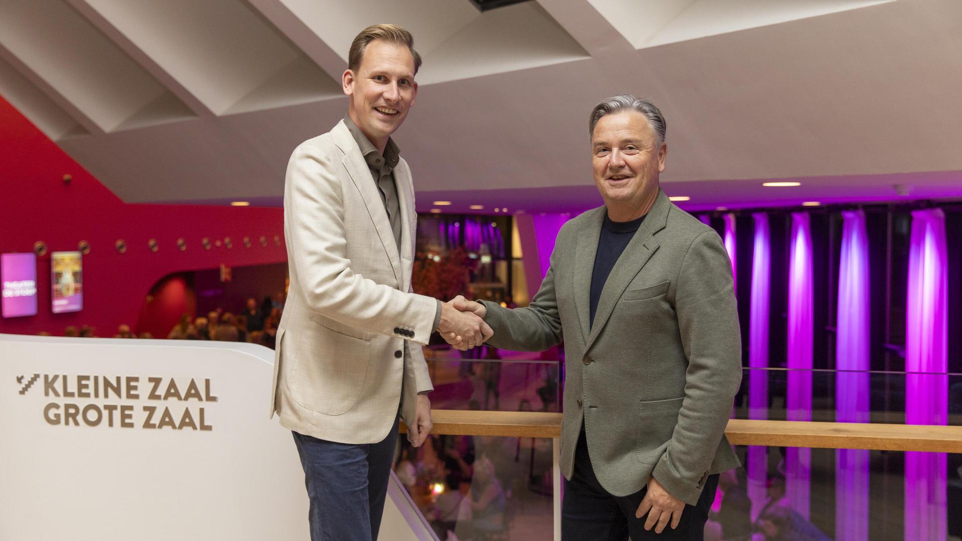 Heropening Theater de Stoep, Foto van wethouder Jeroen Postma en directeur Rob van Wijk bij de heropening van De Stoep