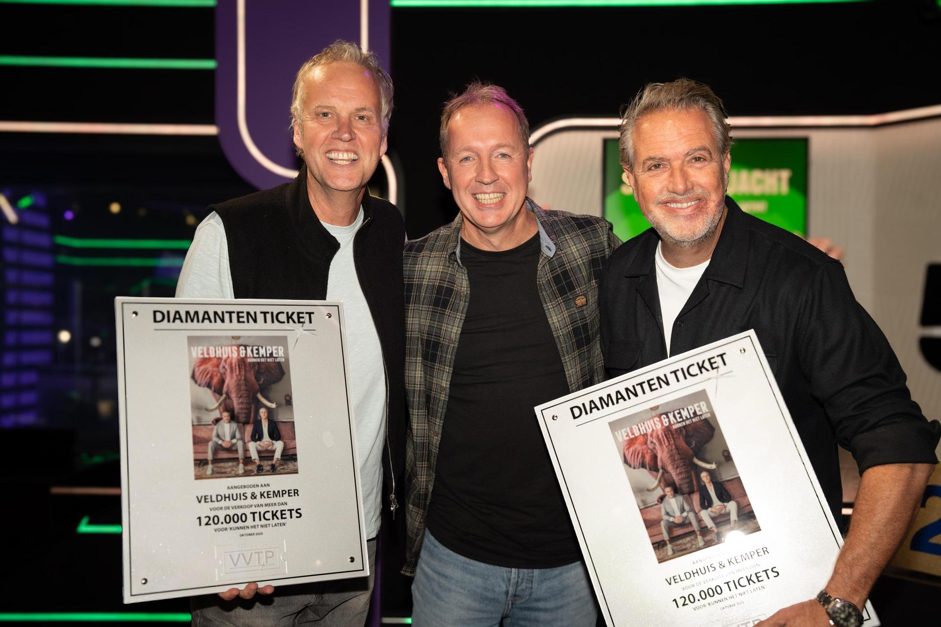 Afbeelding van Veldhuis en Kemper die Diamanten ticket in ontvangst nemen bij Radio 538