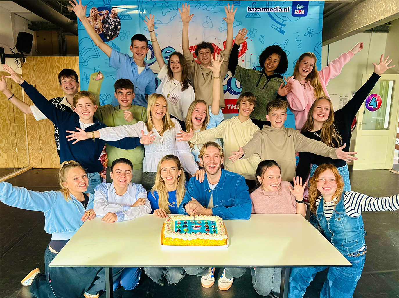 Foto van het taartmoment met de cast van De eindmusical