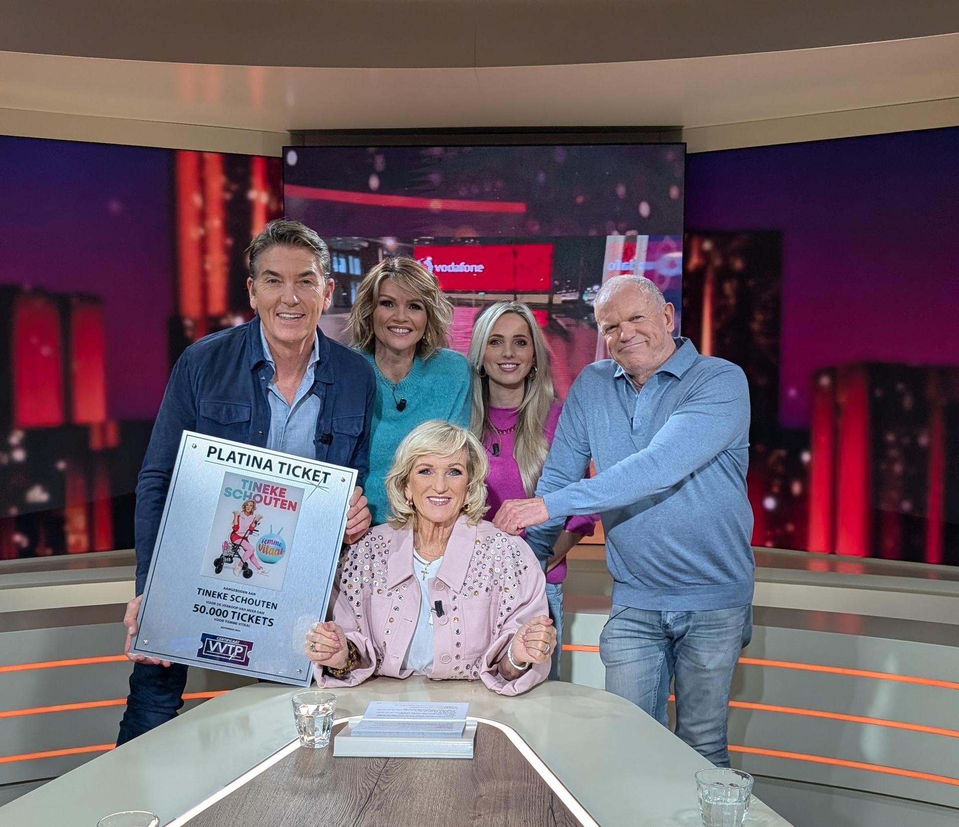 Tineke met haar gewonnen award voor 50.000 tickets