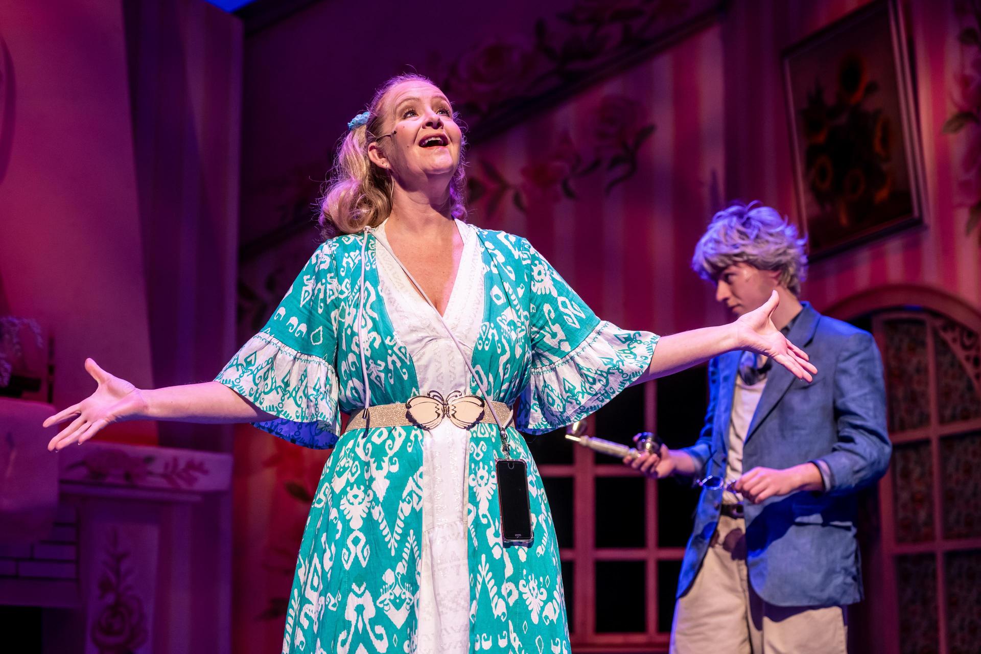 scènebeelden Hotel vol Liefde