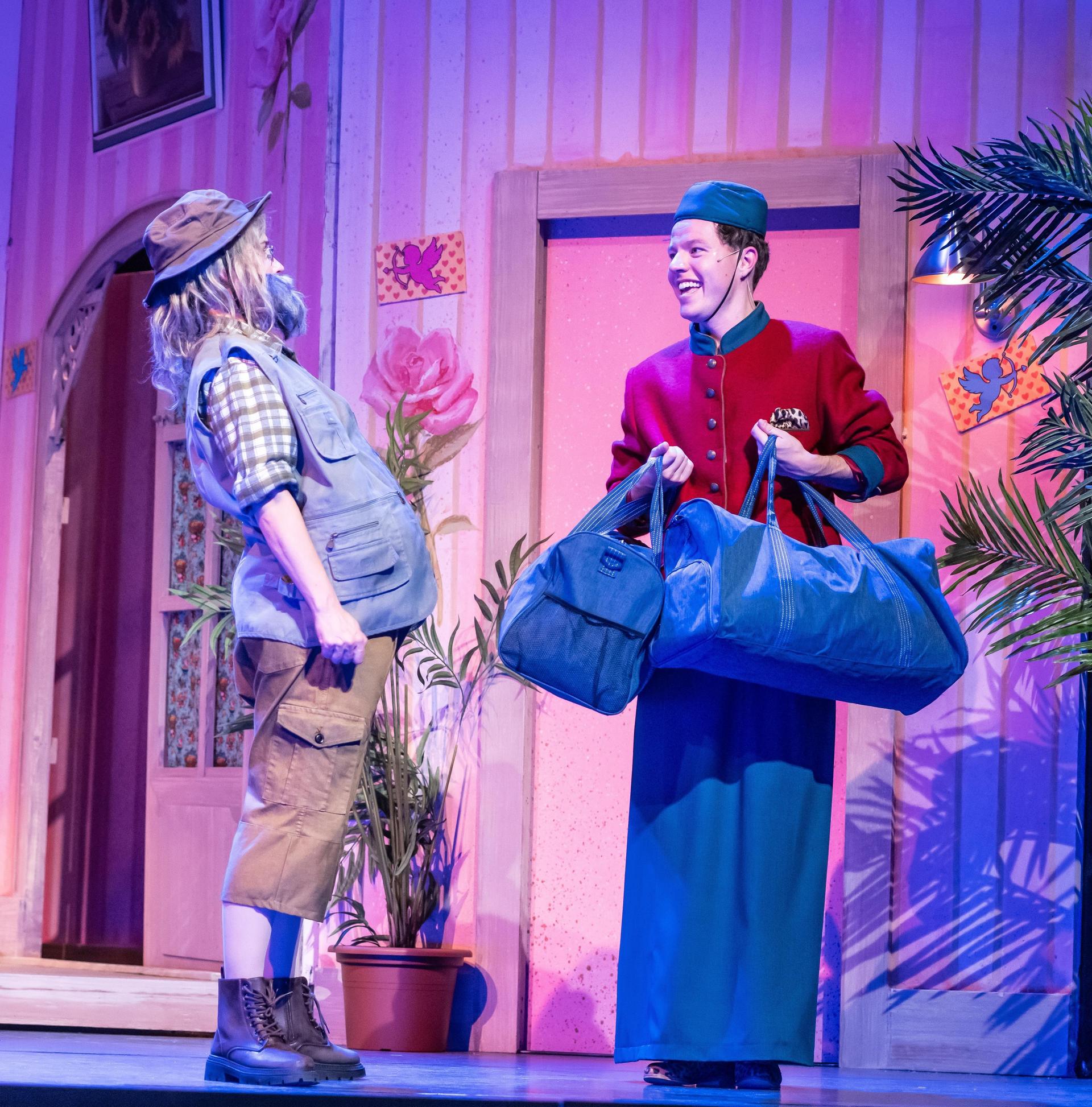 scènebeelden Hotel vol Liefde