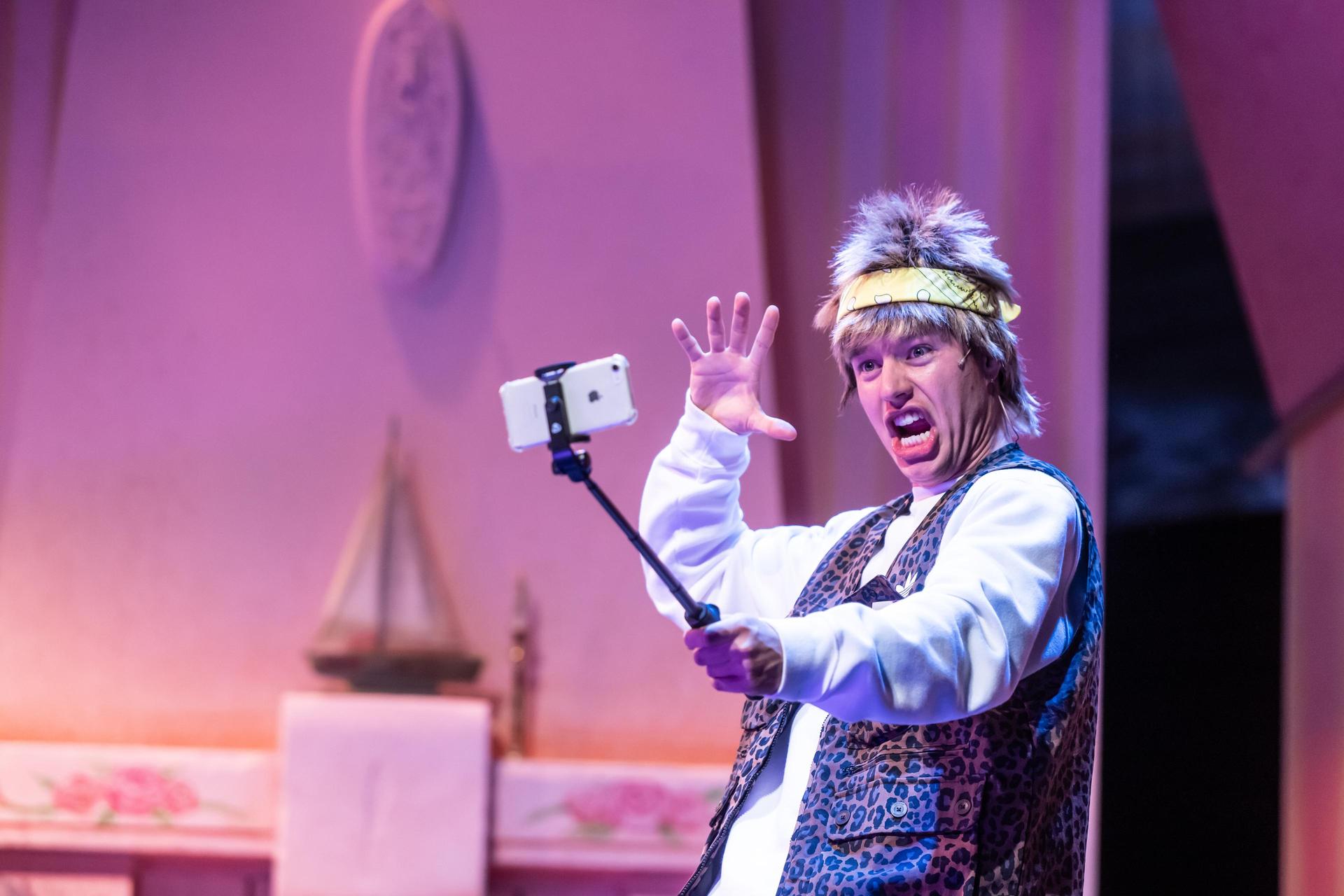 scènebeelden Hotel vol Liefde