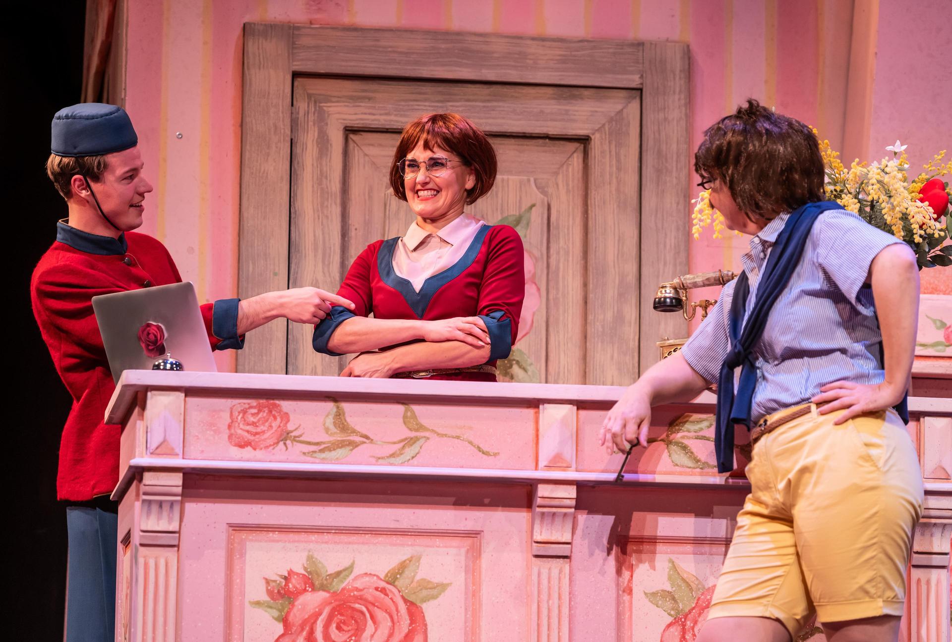 scènebeelden Hotel vol Liefde