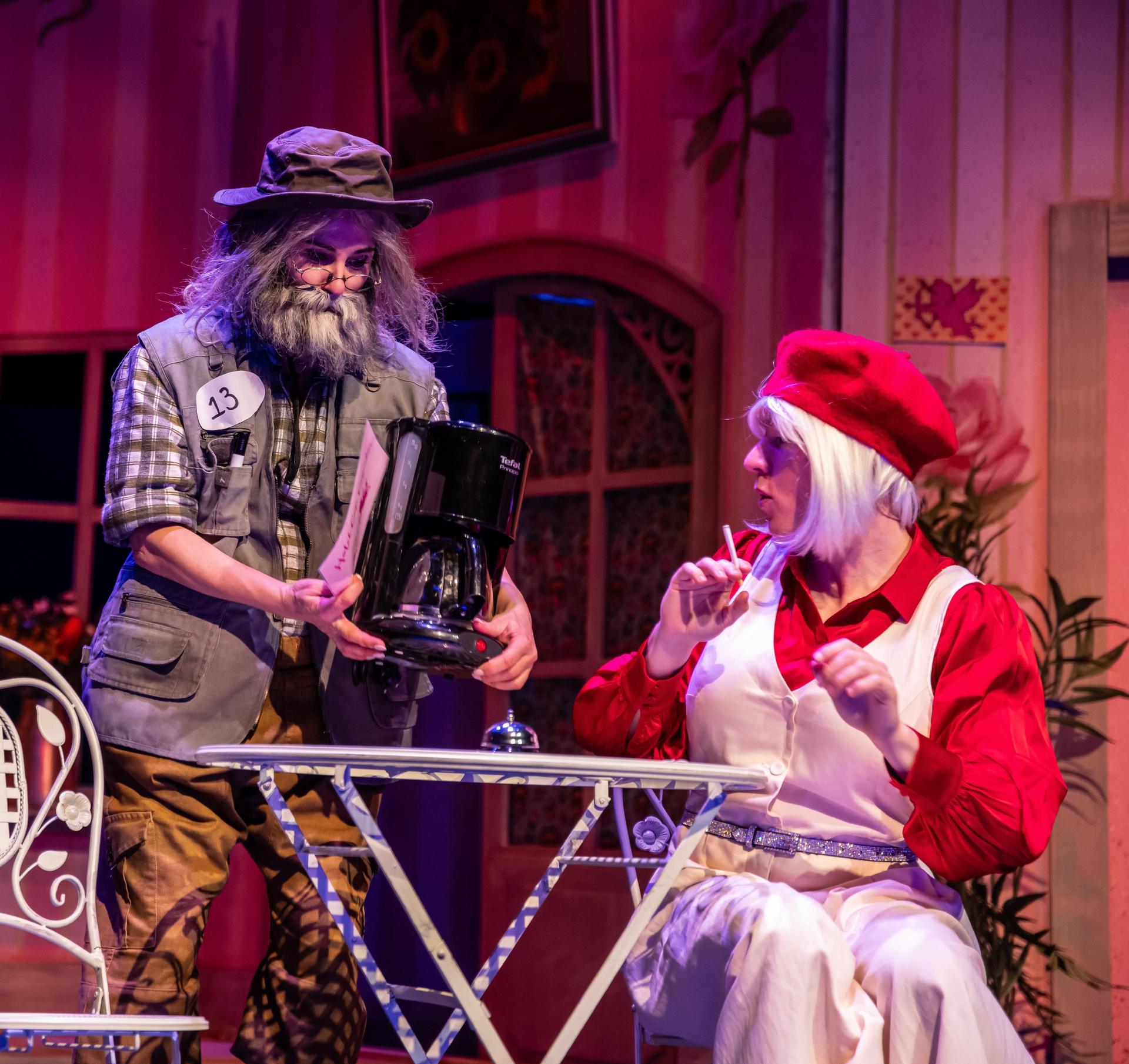 scènebeelden Hotel vol Liefde