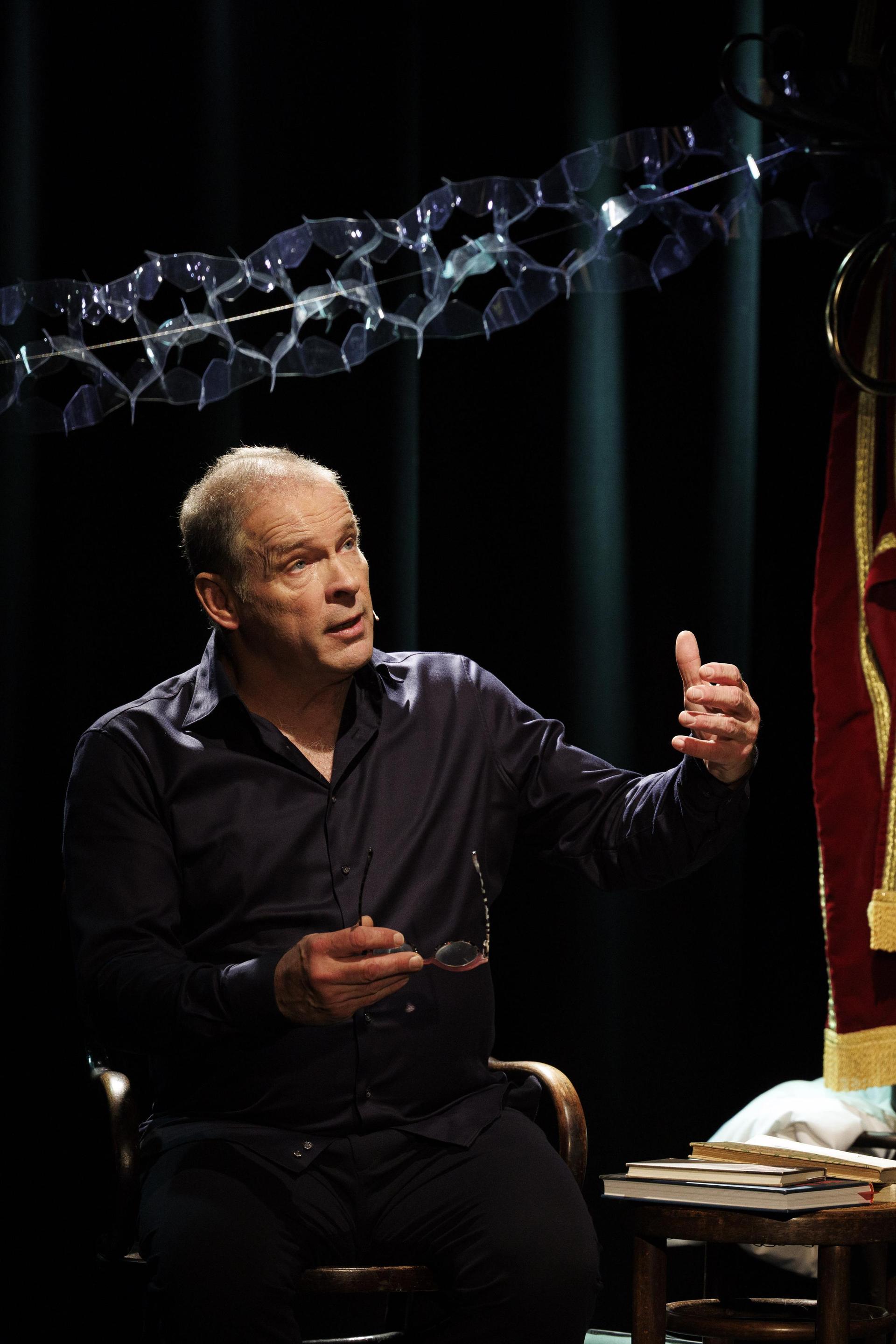 scènefoto van Erik van Muiswinkel als Drs. P