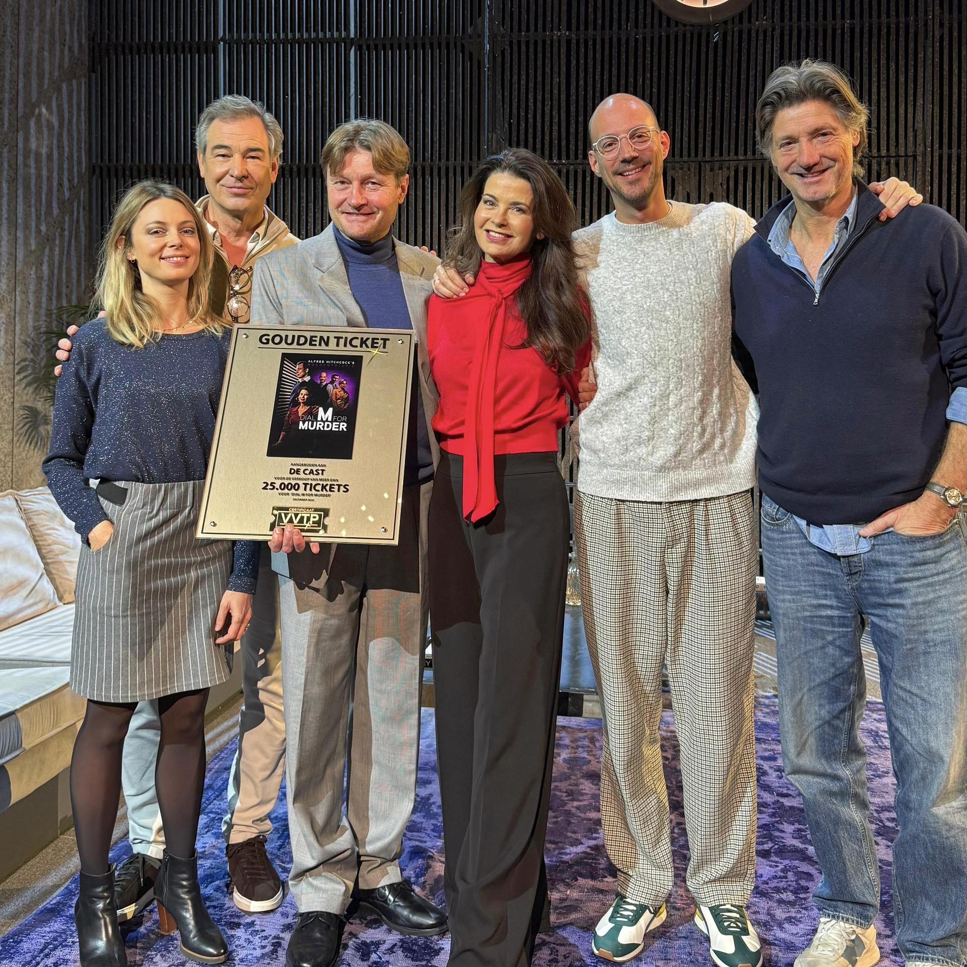 Foto van cast Dial M met Gouden Ticket in handen