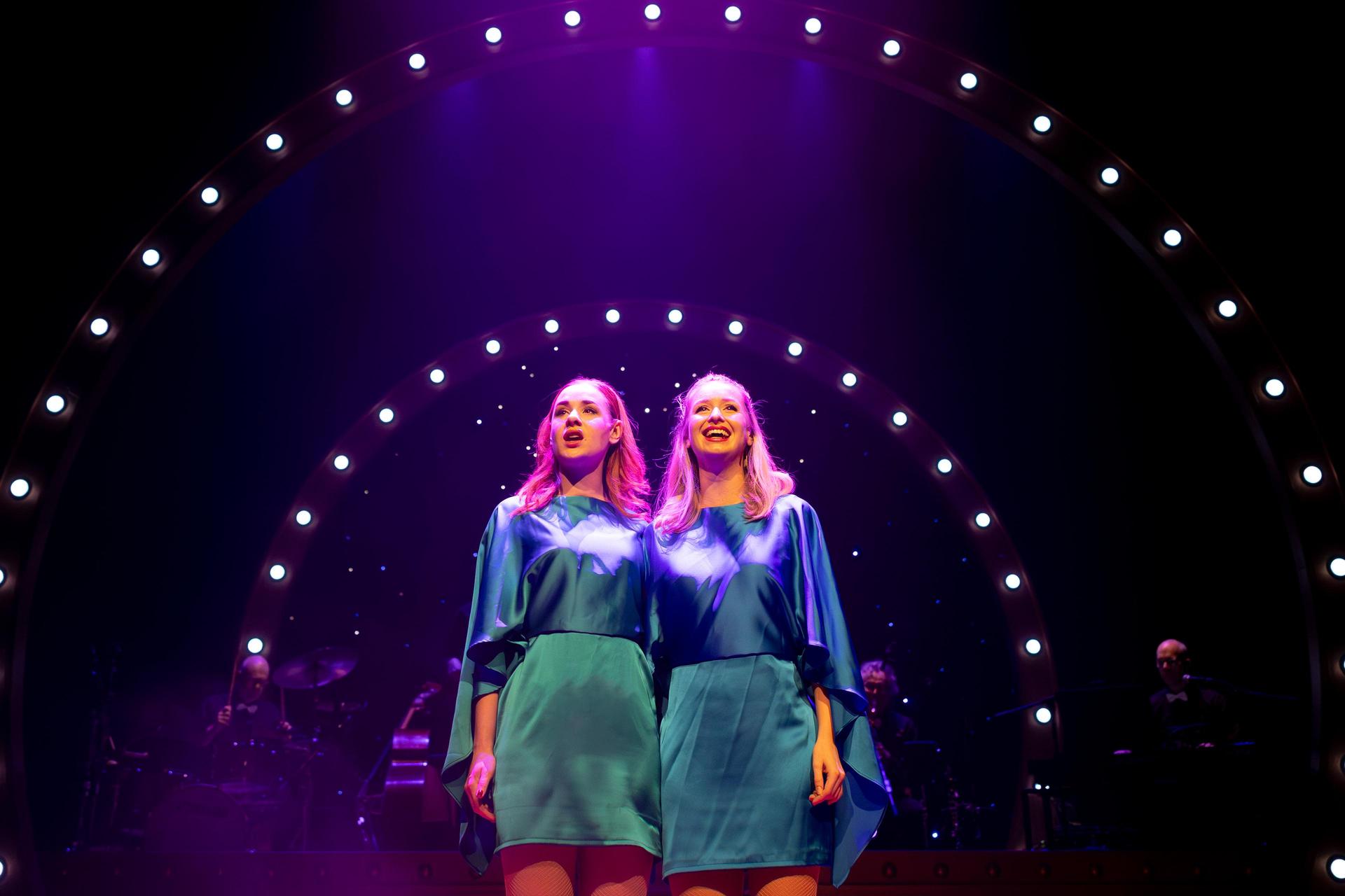 scènefoto ons pap wil bij de revue