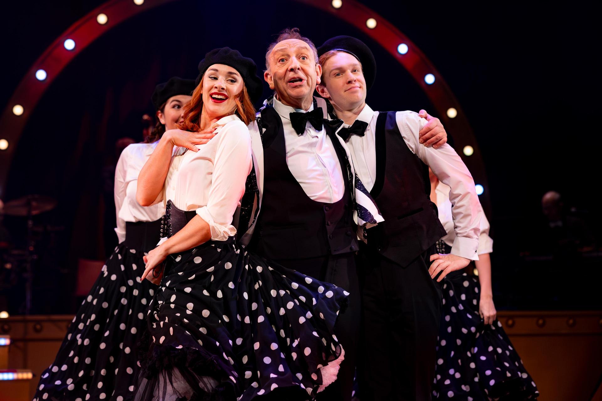 scènefoto ons pap wil bij de revue