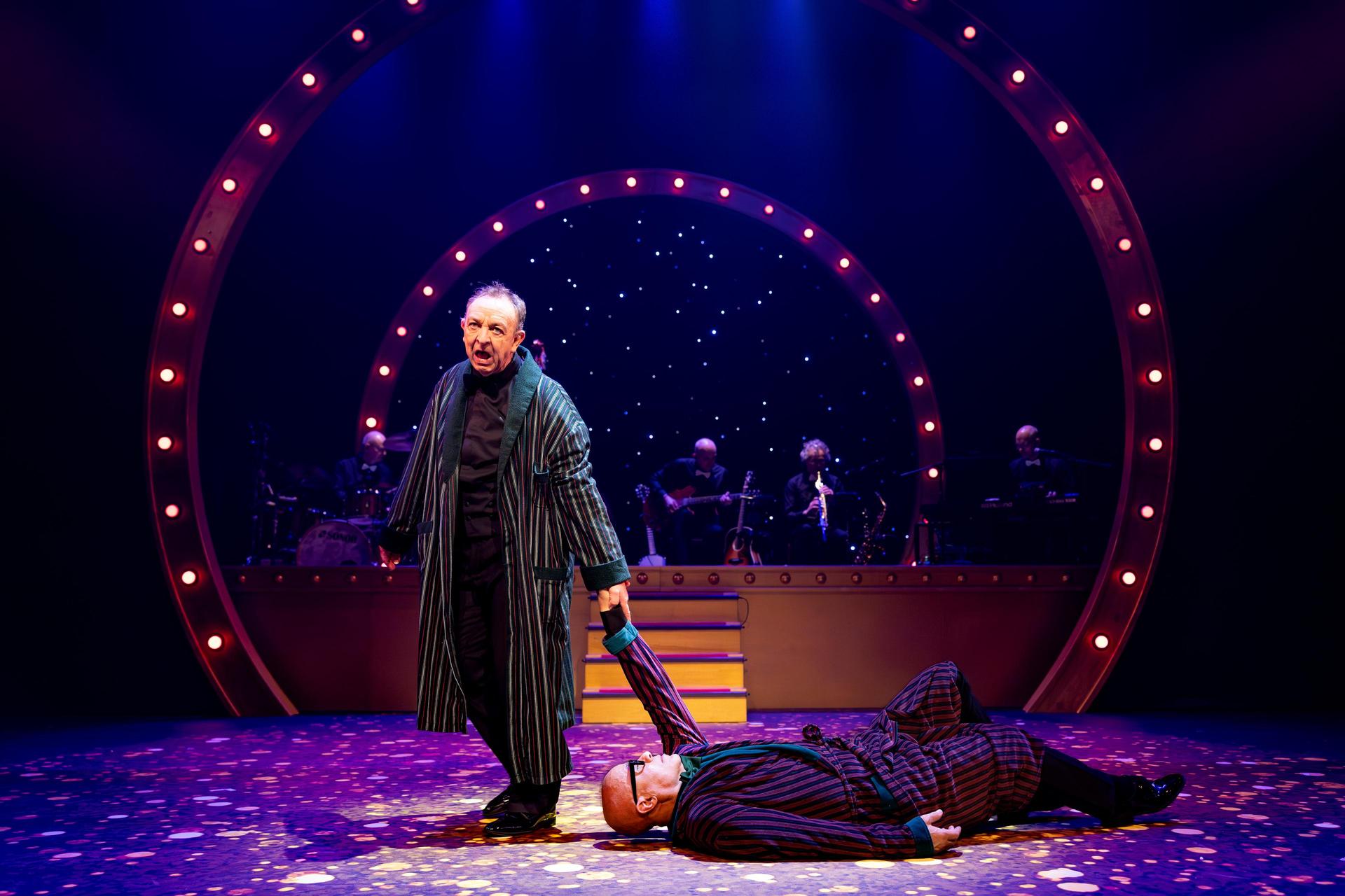 scènefoto ons pap wil bij de revue