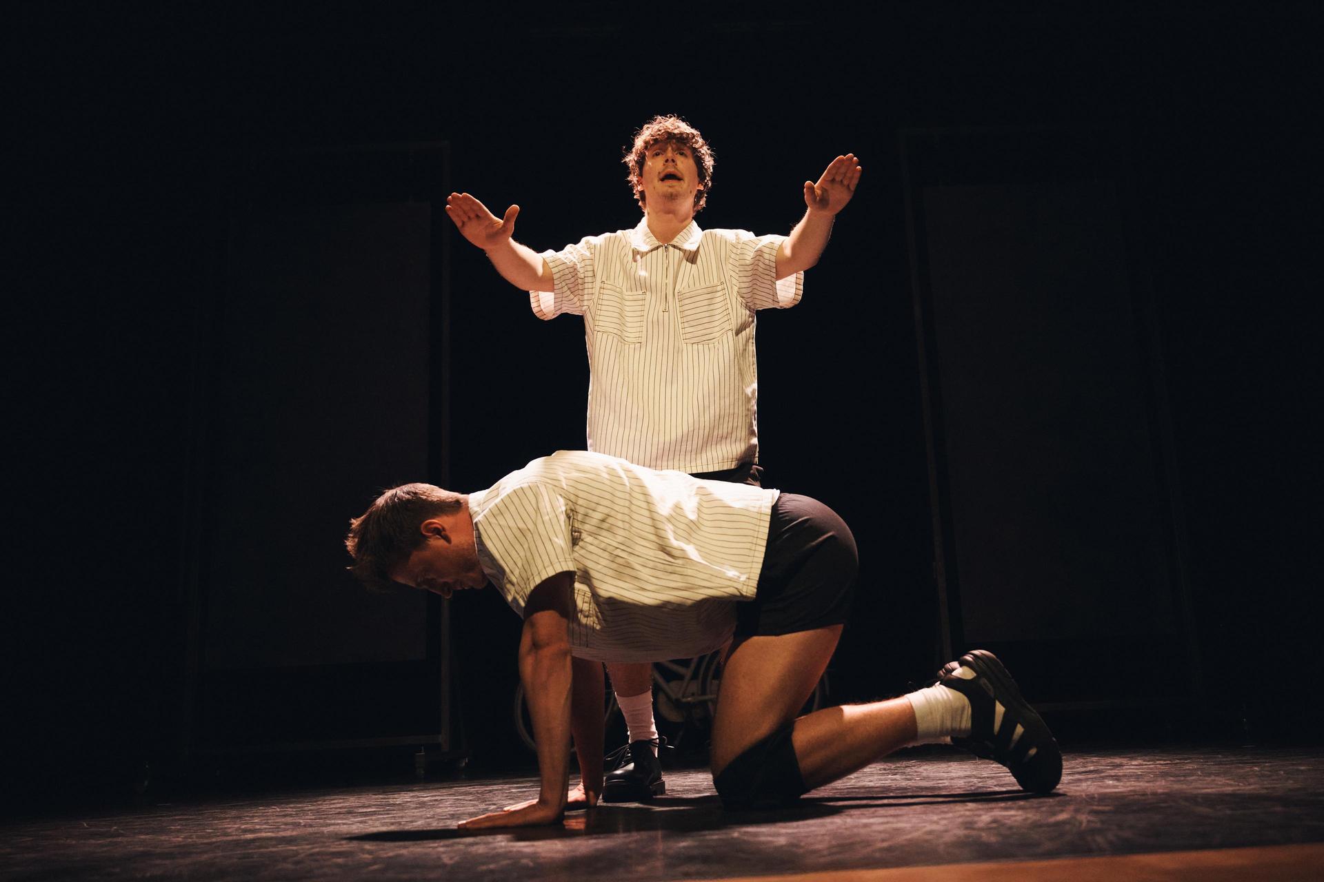 Scènefoto bij Bro's